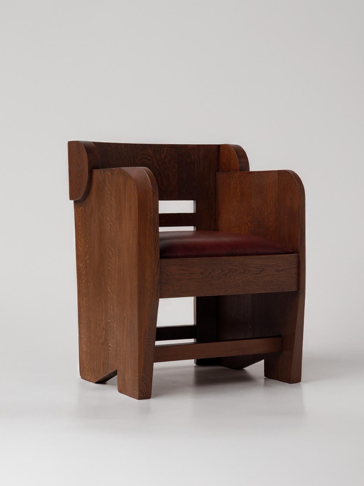 Coppia di monumentali poltrone olandesi Art Déco in Oak, Paesi Bassi 1930 In condizioni buone in vendita a Aartselaar, BE