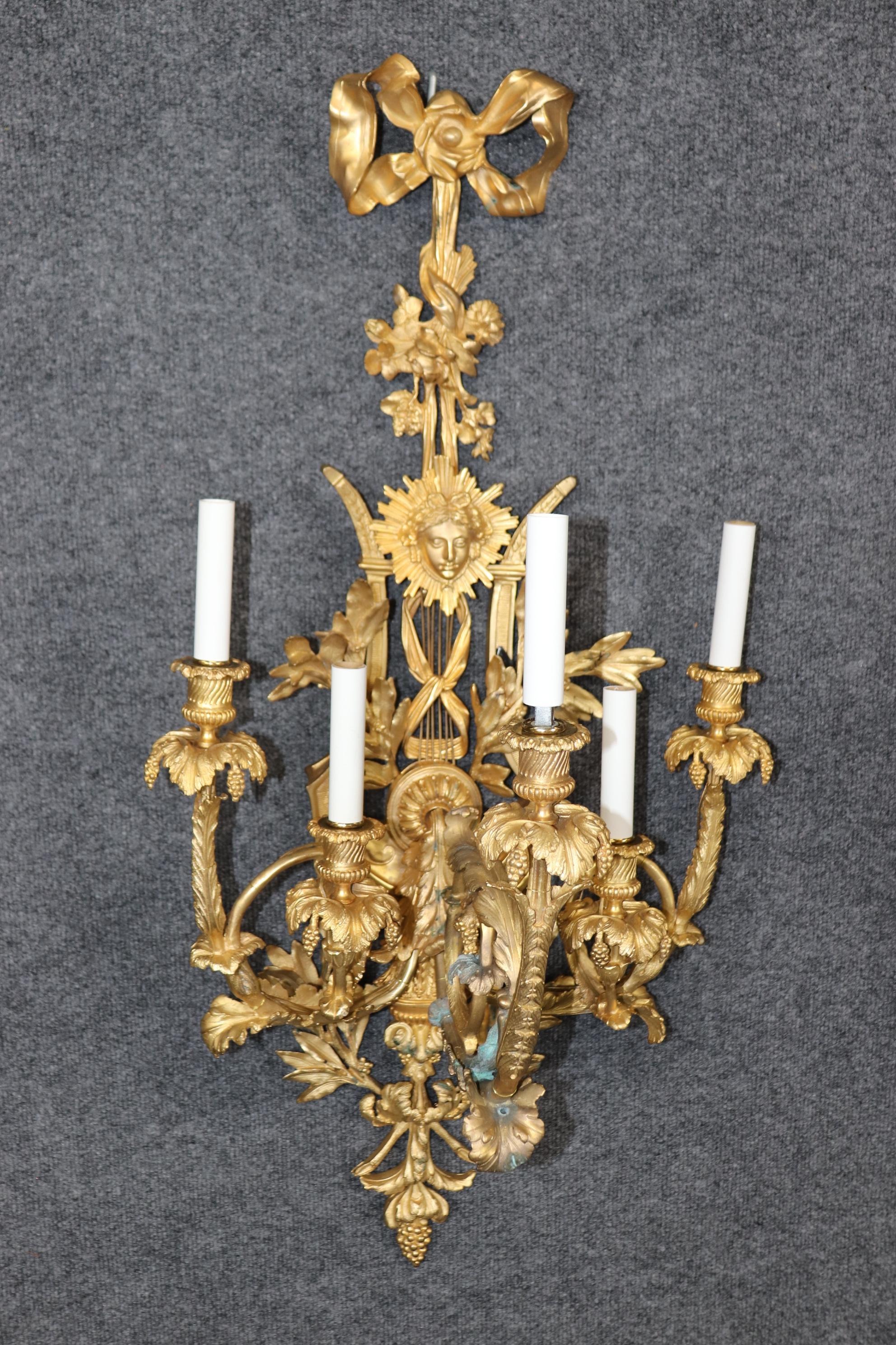 Luigi XVI Coppia di monumentali lampade in bronzo dorato francese dei primi anni del 1900 con figure in vendita