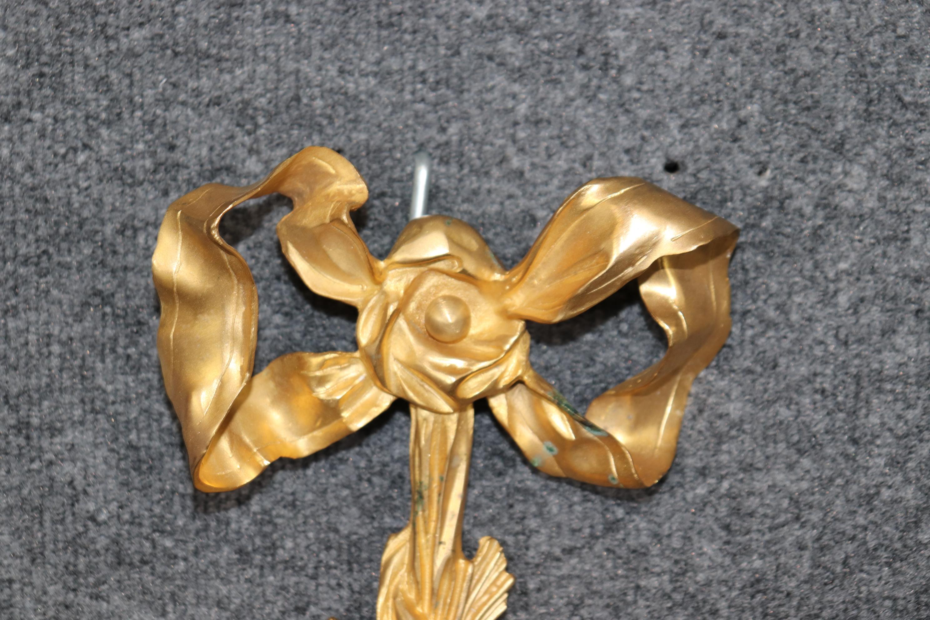 Francese Coppia di monumentali lampade in bronzo dorato francese dei primi anni del 1900 con figure in vendita