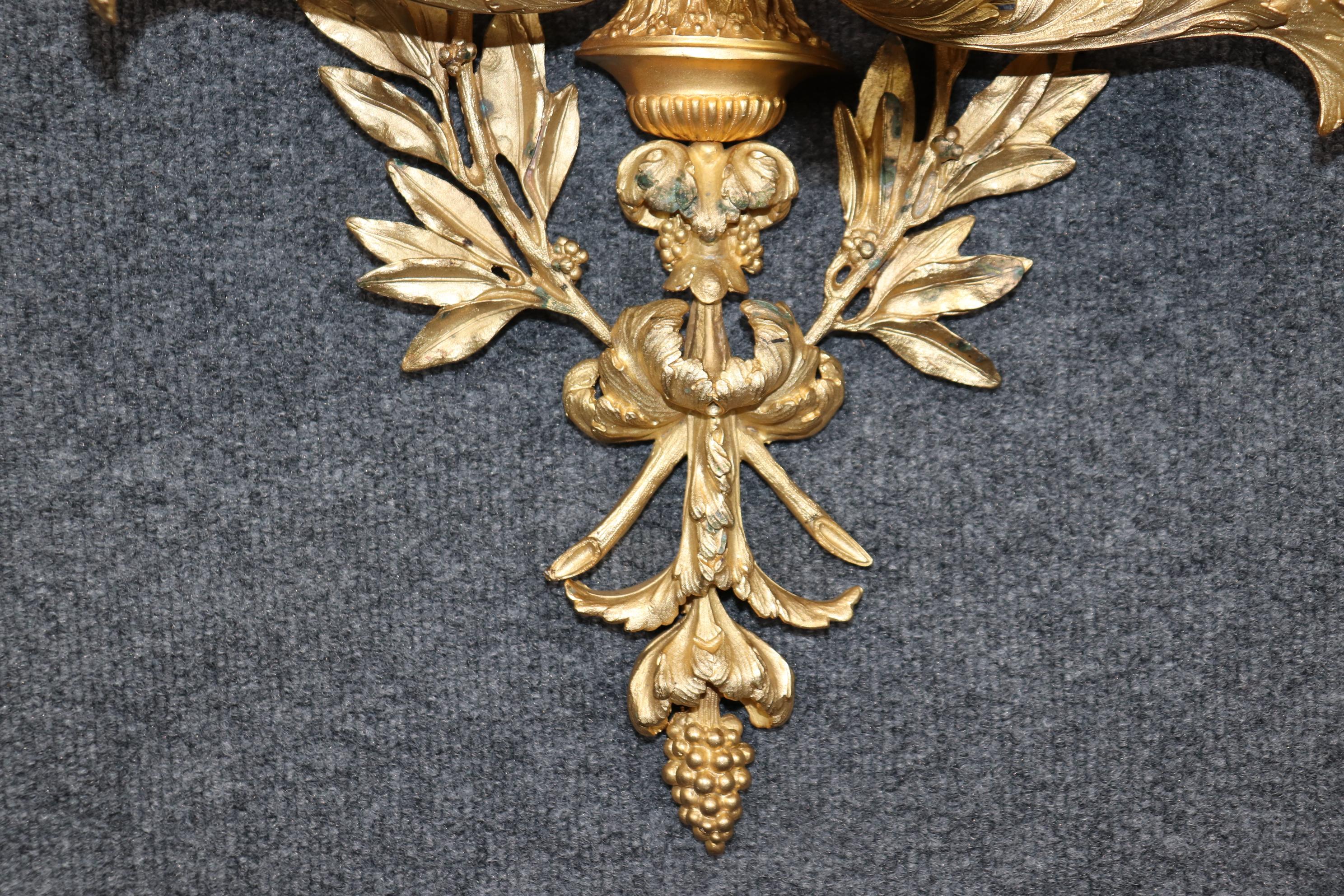 Bronzo Coppia di monumentali lampade in bronzo dorato francese dei primi anni del 1900 con figure in vendita