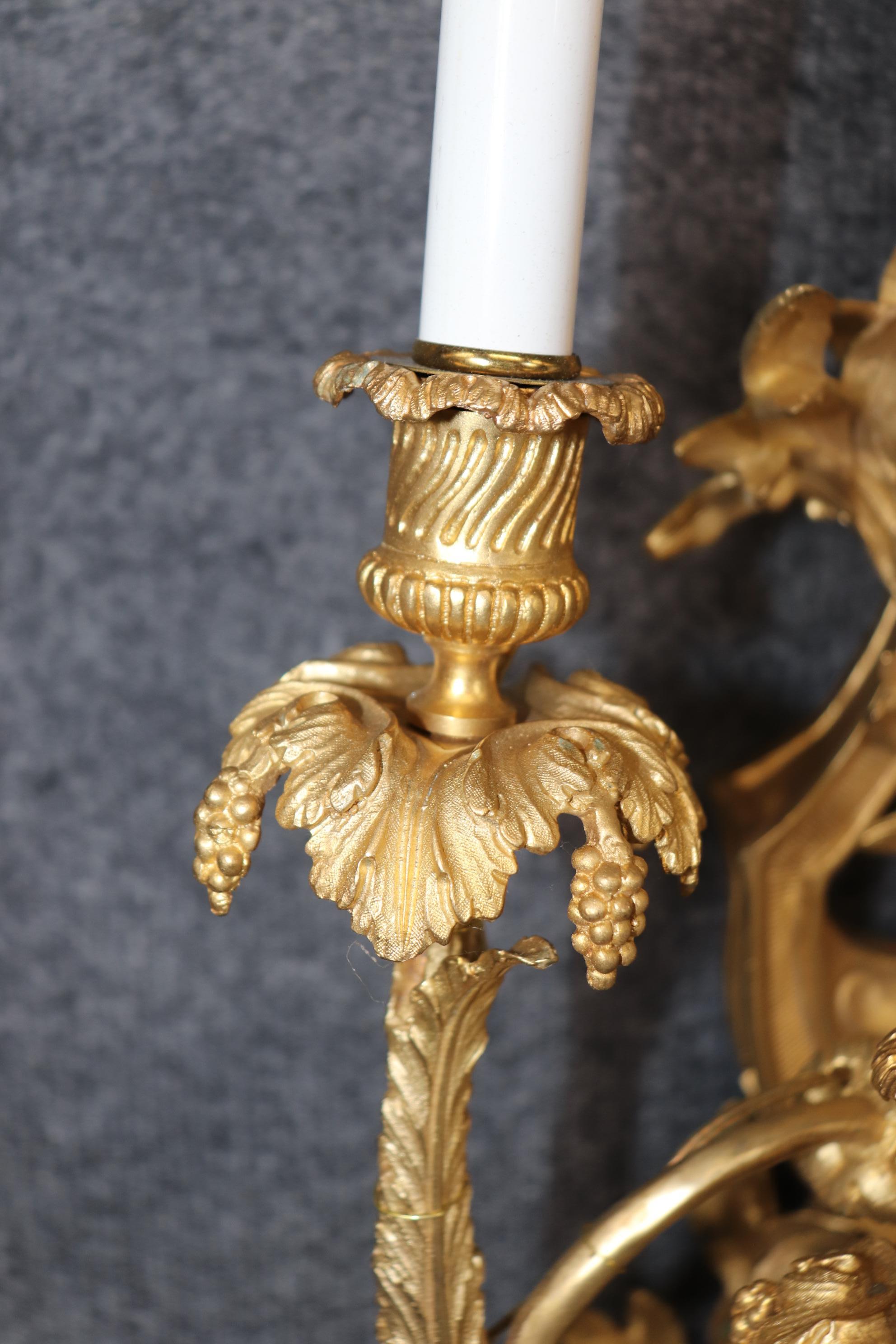Coppia di monumentali lampade in bronzo dorato francese dei primi anni del 1900 con figure in vendita 1