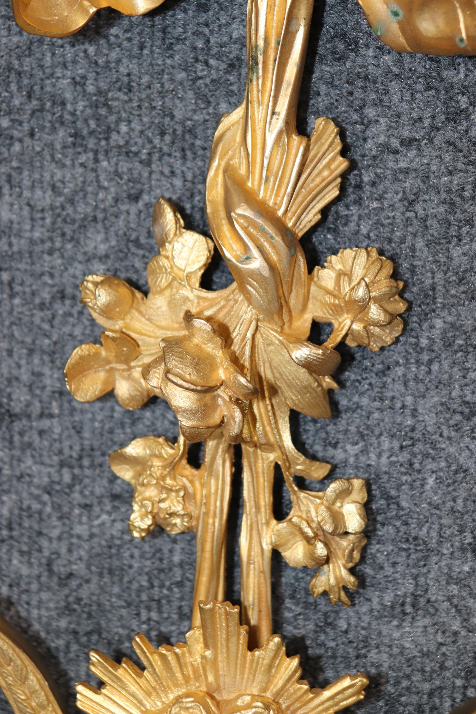 Coppia di monumentali lampade in bronzo dorato francese dei primi anni del 1900 con figure in vendita 2