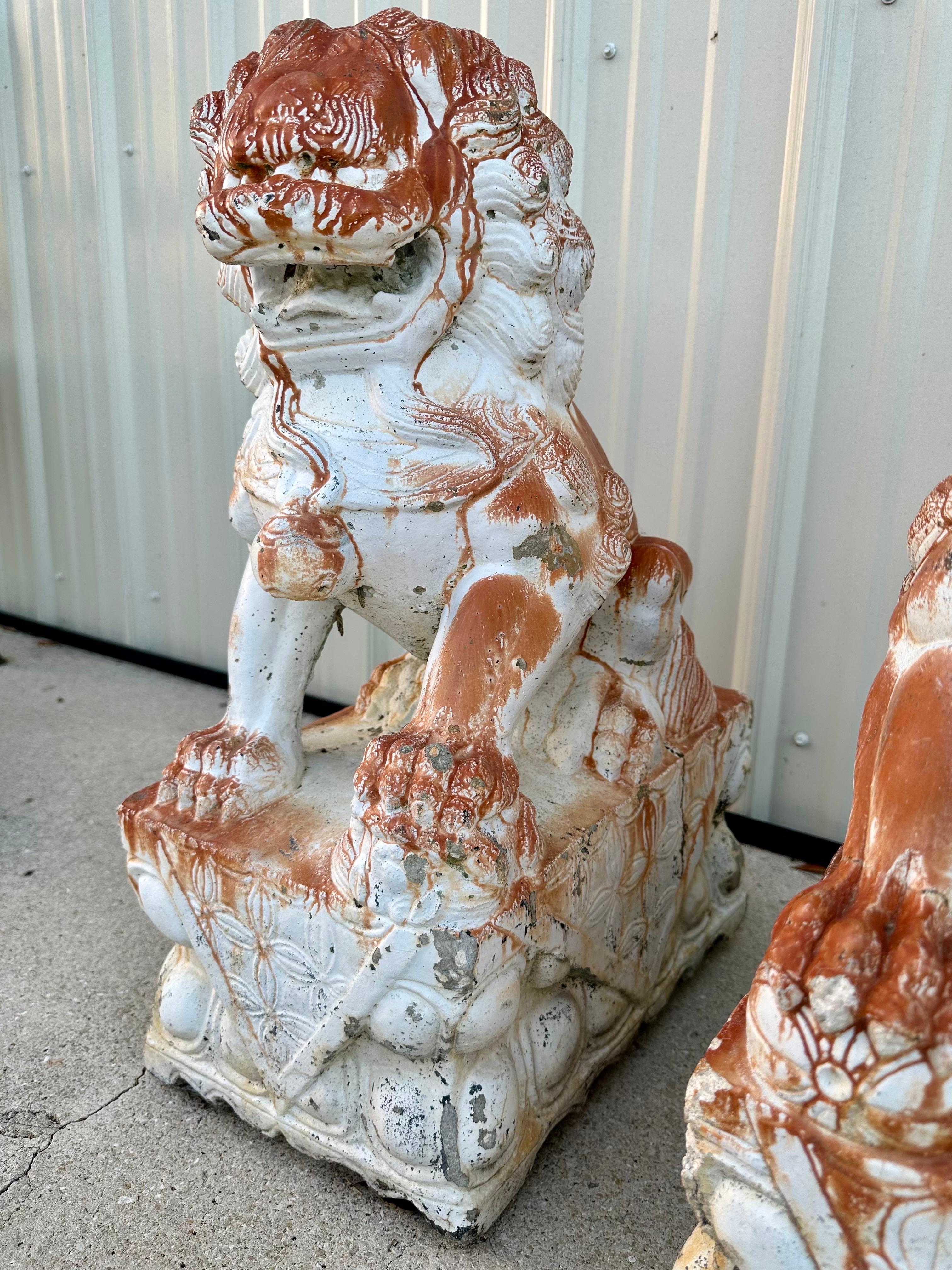 Paire de lions de garde monumentaux en béton du début du 20e siècle, de type Foo Dog en vente 5
