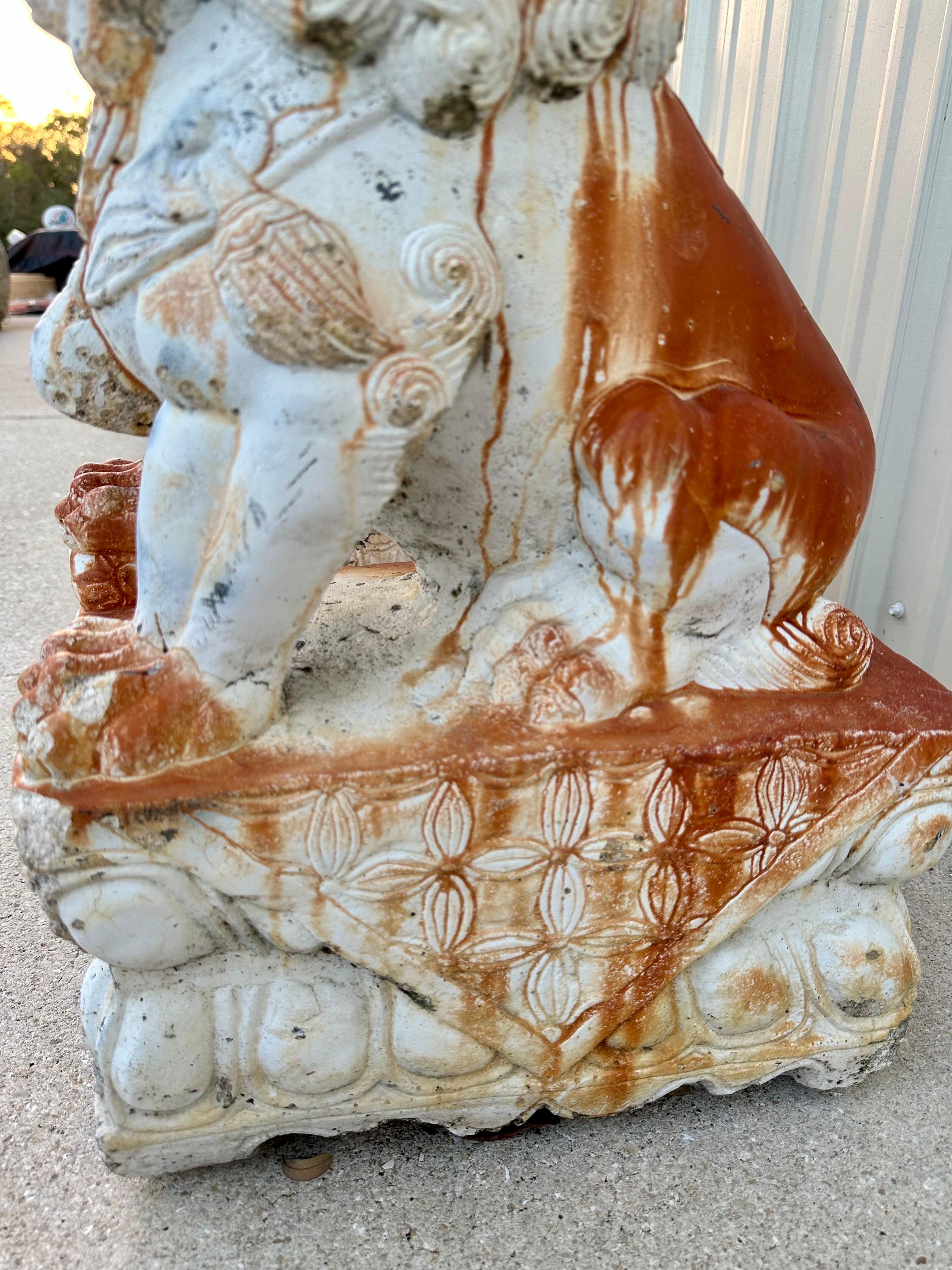Une paire de lions gardiens Foo Dog chinois du début du 20e siècle, étonnante et substantielle, coulée en béton solide avec une finition peinte en blanc et en terre cuite. Ces sculptures monumentales sont riches en détails, avec des crinières