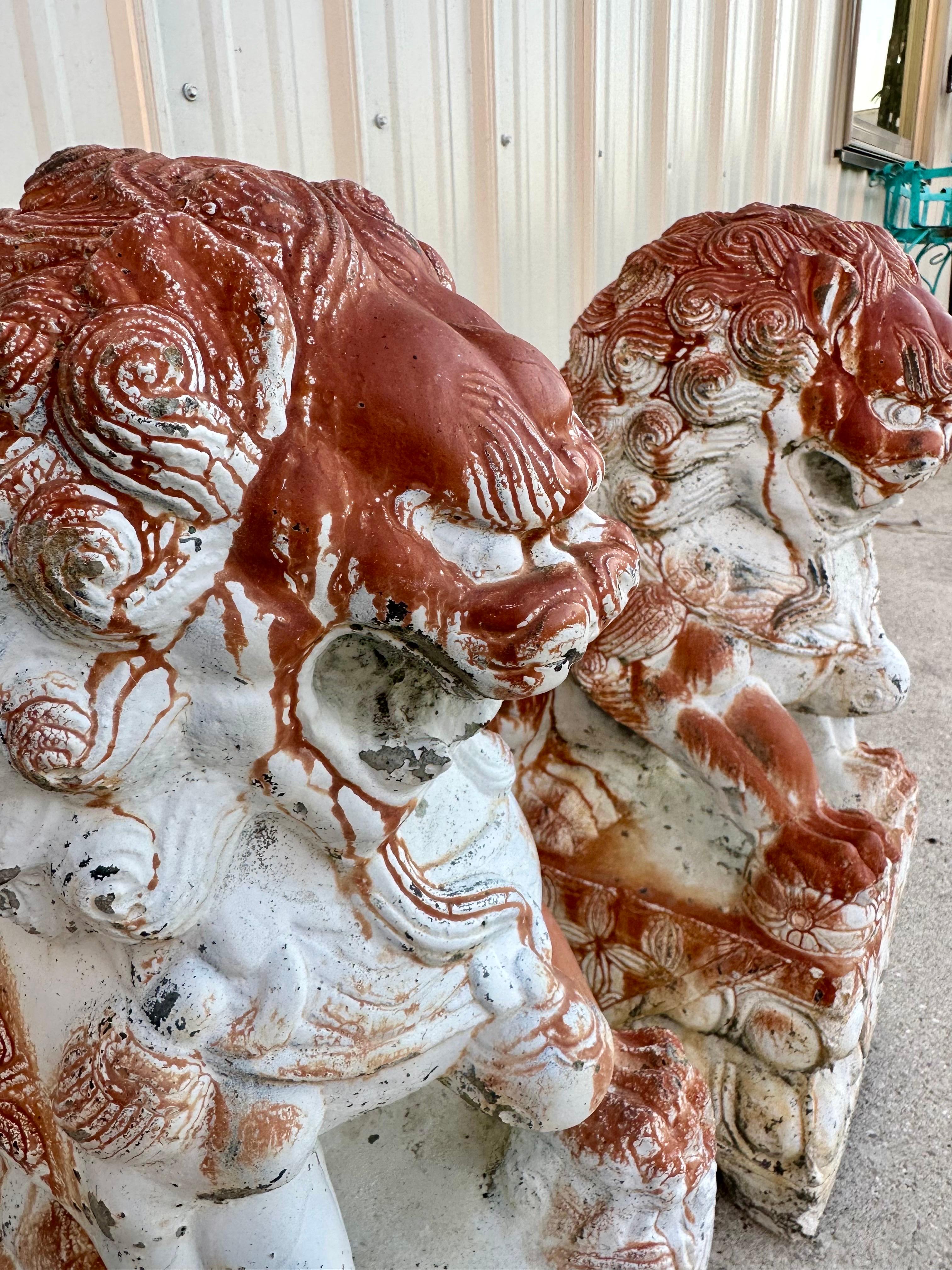 Moulé Paire de lions de garde monumentaux en béton du début du 20e siècle, de type Foo Dog en vente