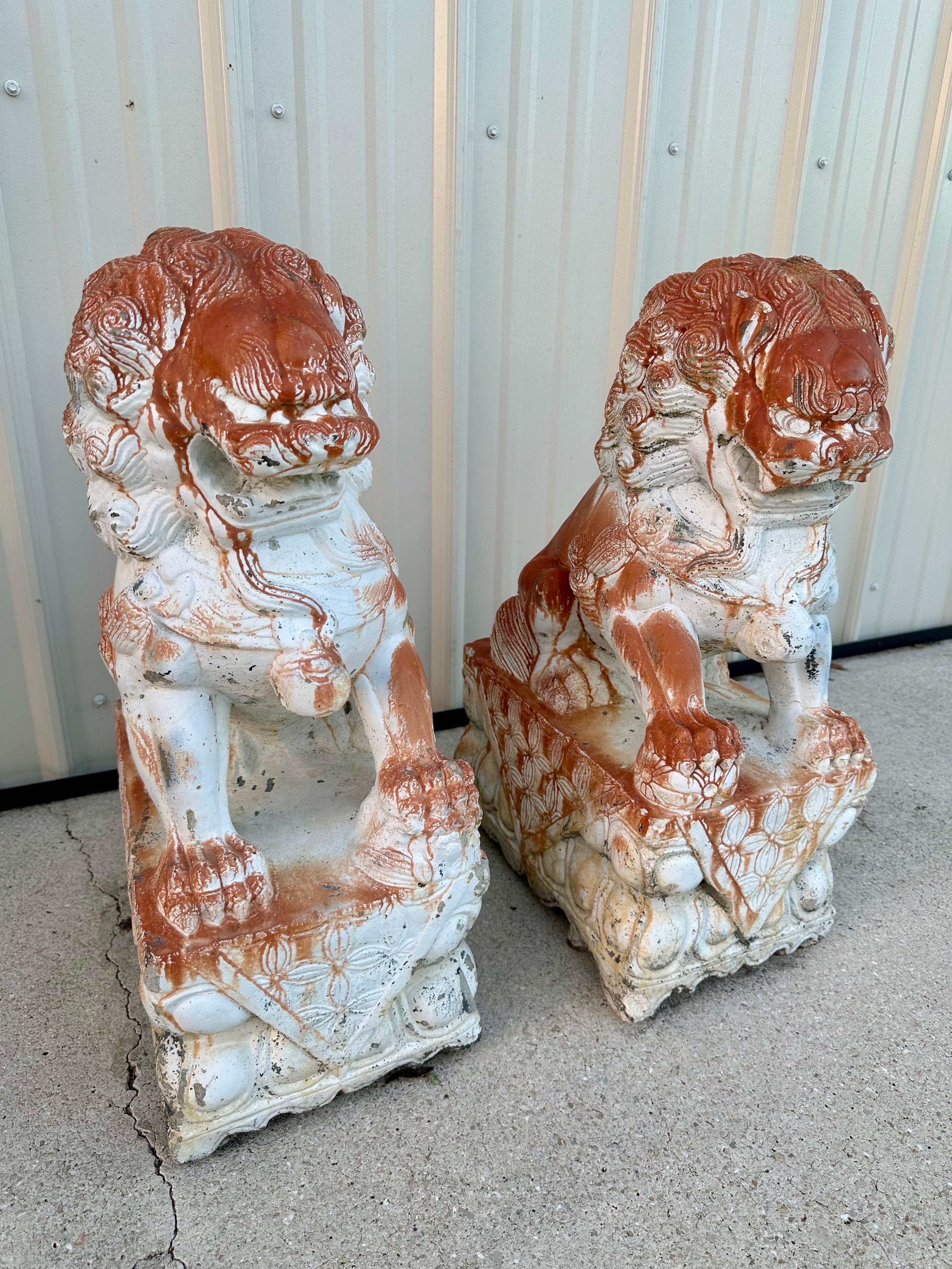 Béton Paire de lions de garde monumentaux en béton du début du 20e siècle, de type Foo Dog en vente