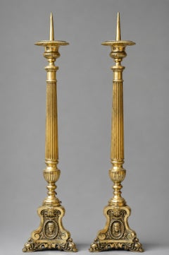 Paire de chandeliers d'autel monumentaux en métal doré de style ecclésiastique, XIXe siècle