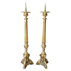 Paire de chandeliers d'autel monumentaux en métal doré de style ecclésiastique, XIXe siècle