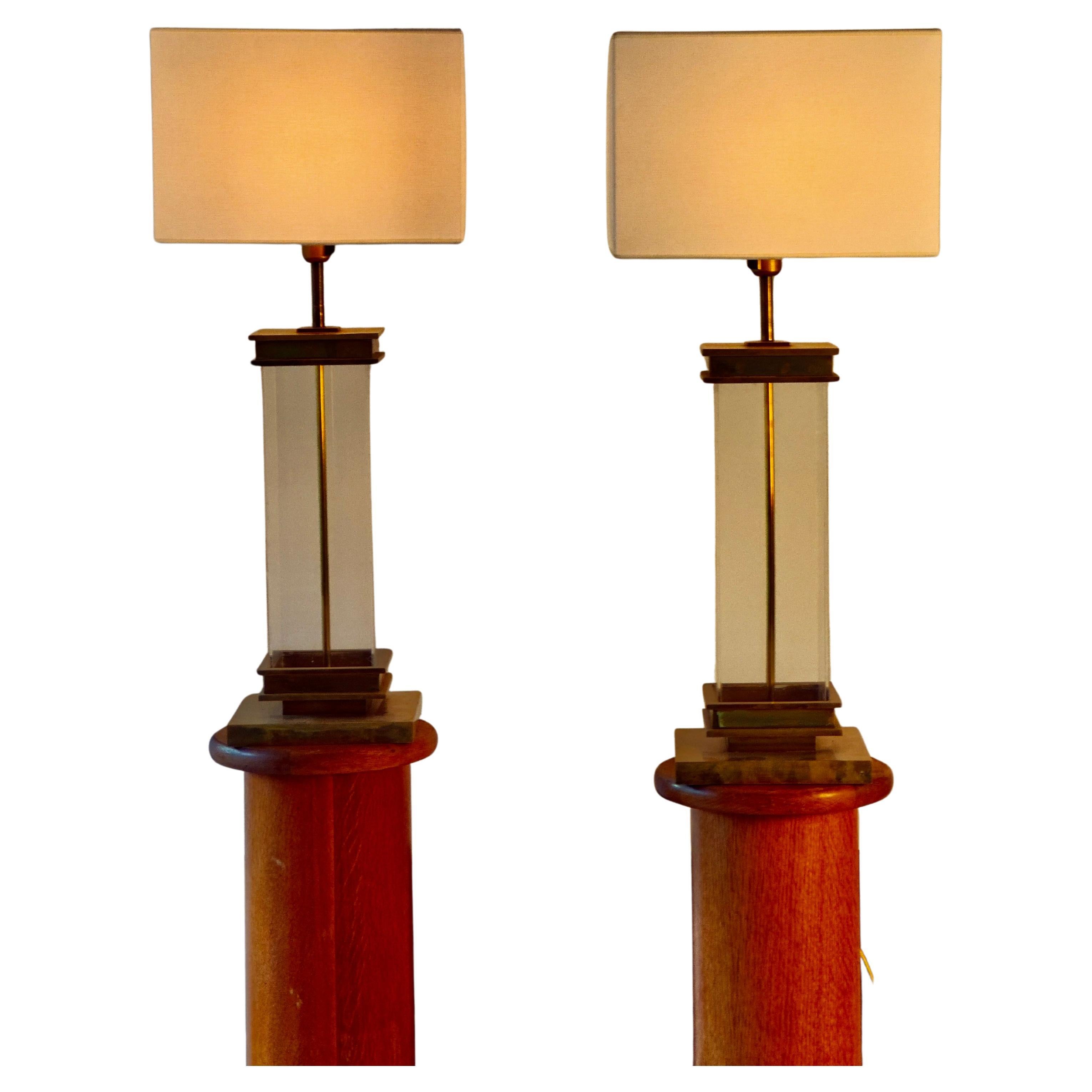 Coppia di lampade da terra monumentali in plexiglass e bronzo, Italia, anni '70 in vendita