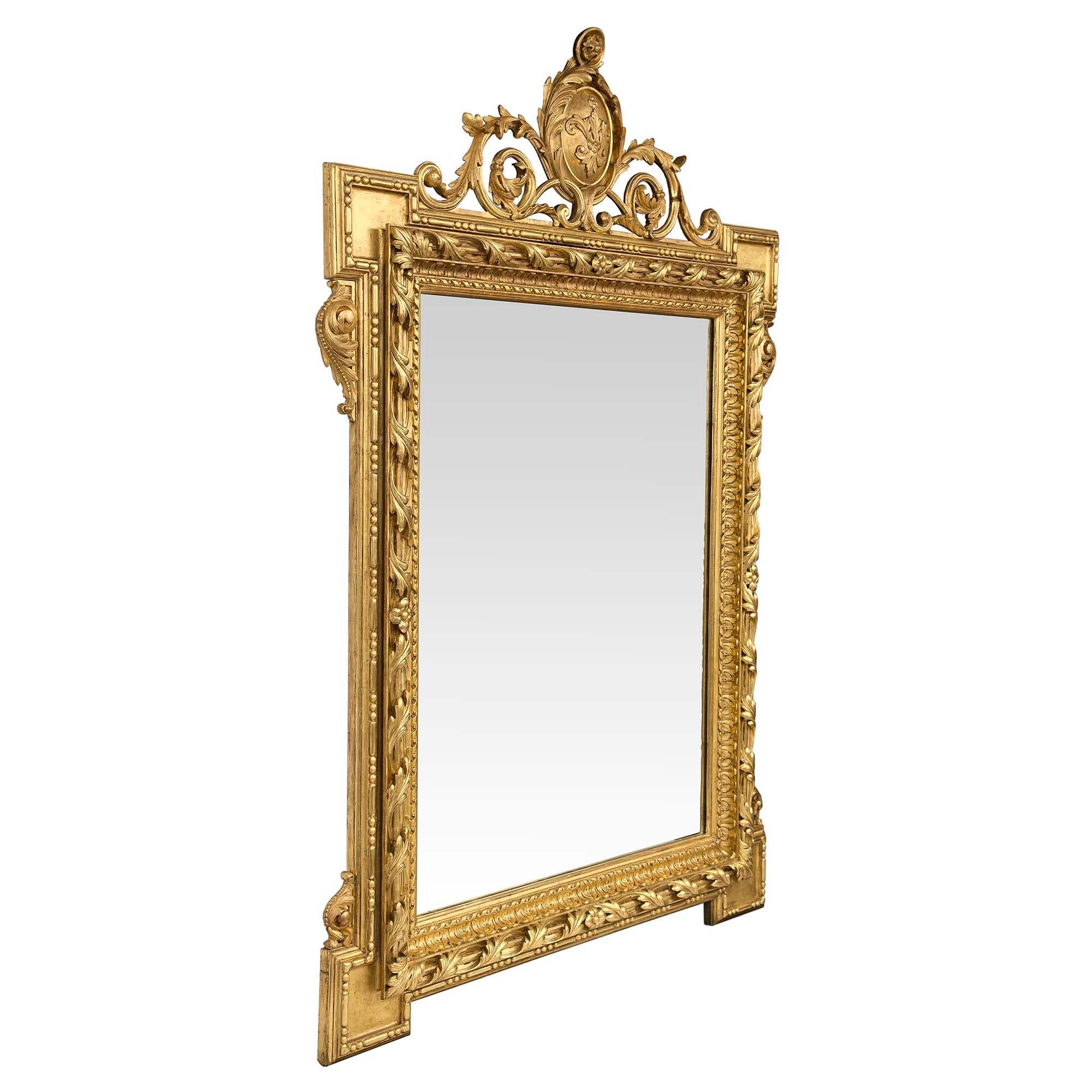 Français Paire de miroirs monumentaux français Louis XVI du 19ème siècle en bois doré en vente