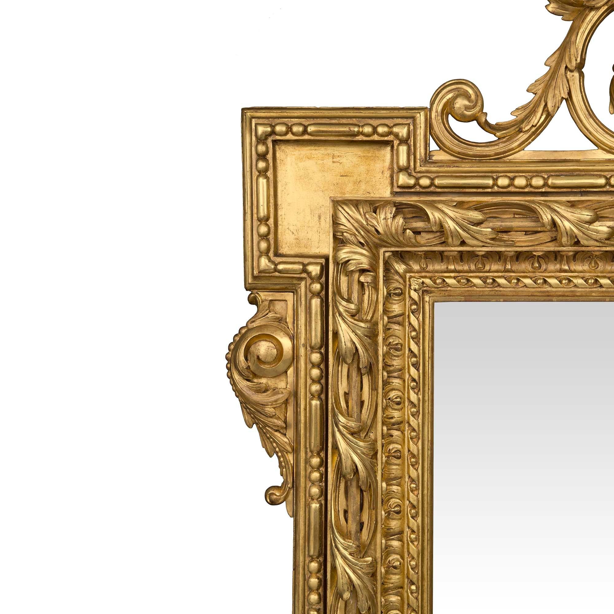 XIXe siècle Paire de miroirs monumentaux français Louis XVI du 19ème siècle en bois doré en vente