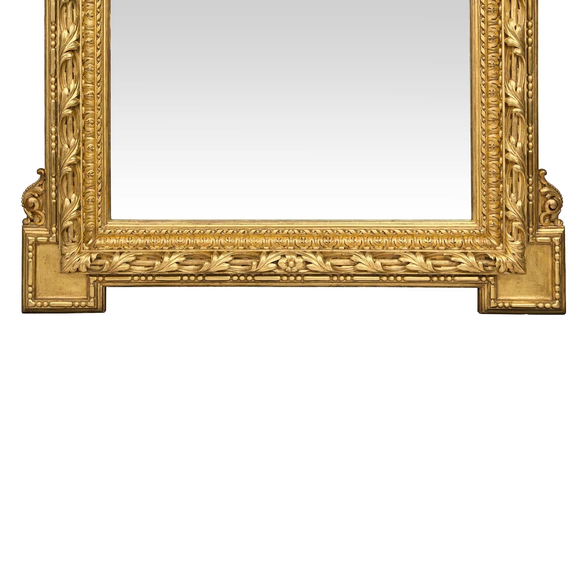 Miroir Paire de miroirs monumentaux français Louis XVI du 19ème siècle en bois doré en vente