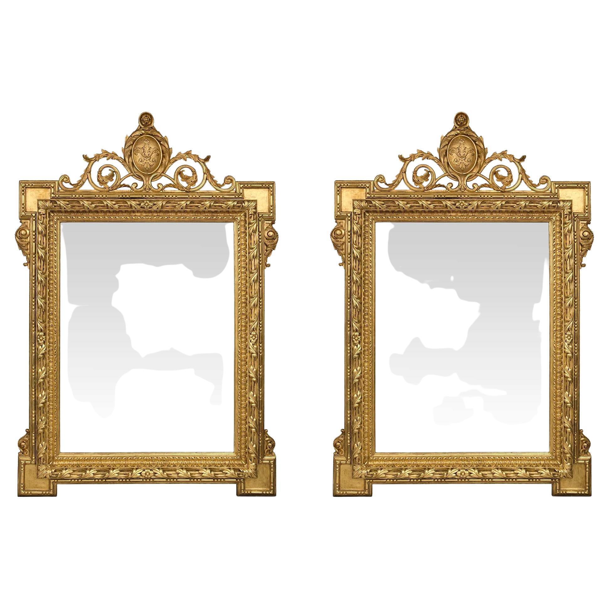 Paire de miroirs monumentaux français Louis XVI du 19ème siècle en bois doré en vente