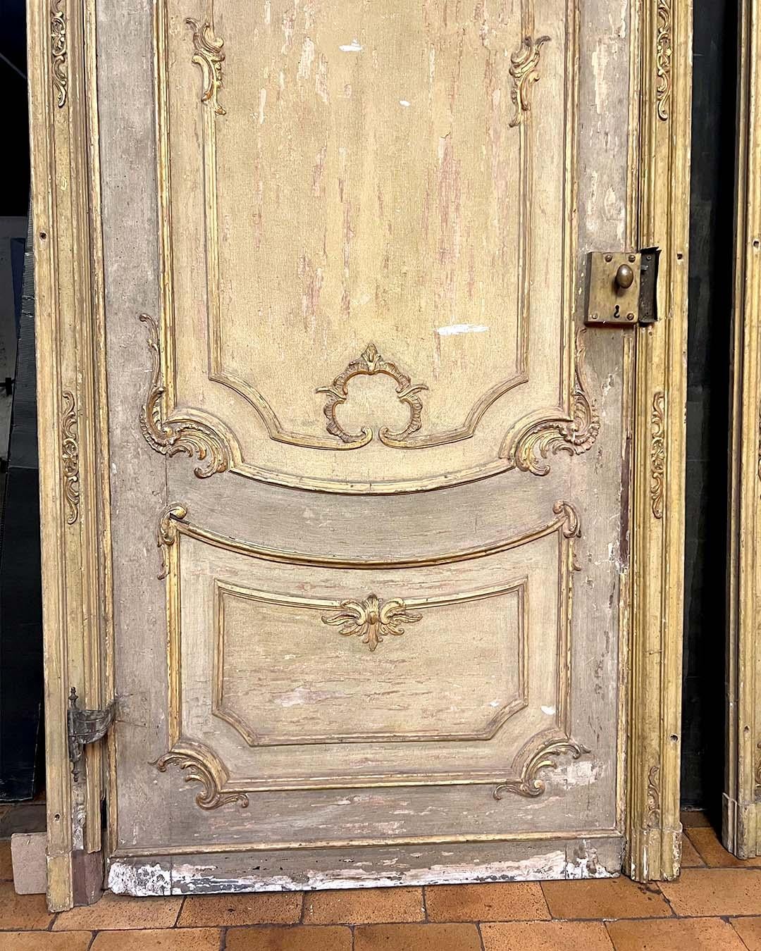 Paar monumentale französische Boiserie-Türen aus geschnitztem Holz, um 1880 im Angebot 5