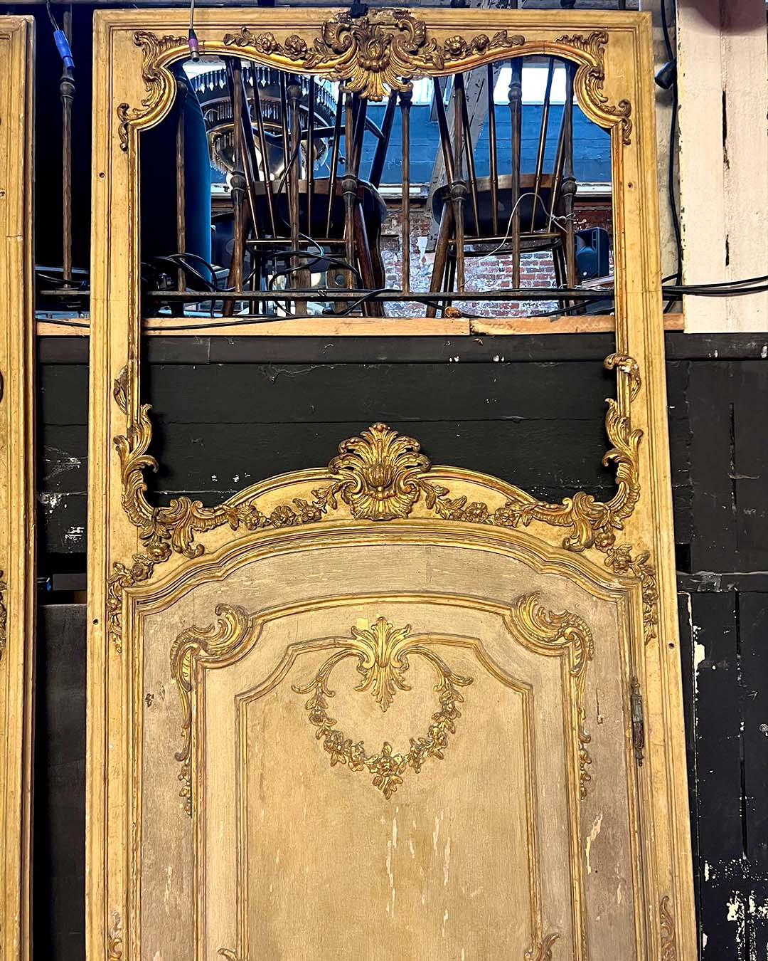 Paar monumentale französische Boiserie-Türen aus geschnitztem Holz, um 1880 im Angebot 8