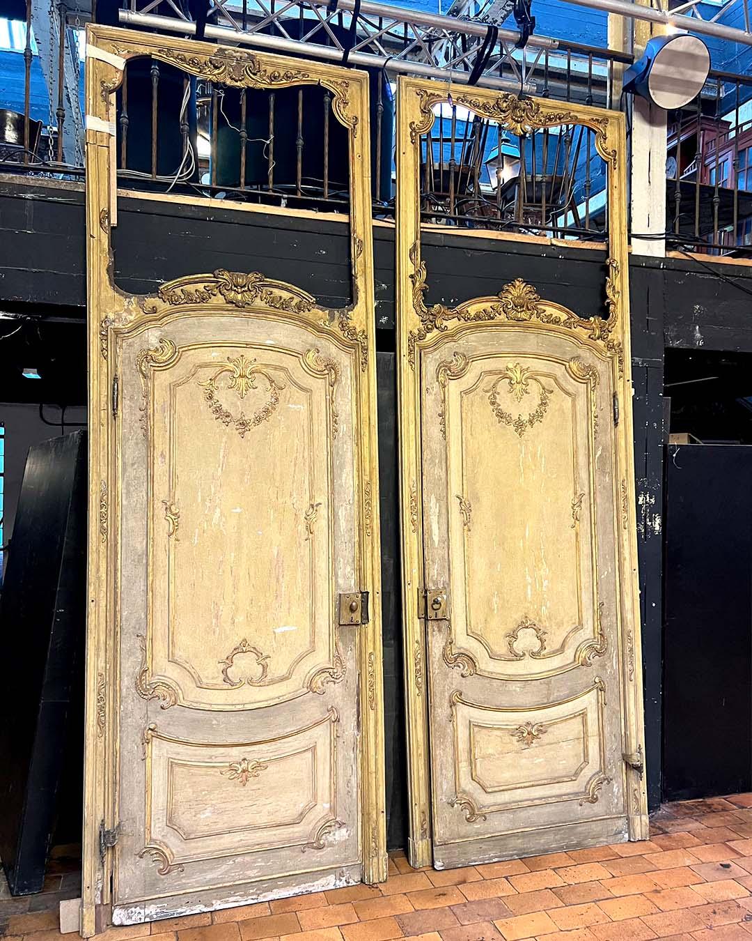 Außergewöhnliches Paar hoher französischer Boiserie-Türen aus fein geschnitztem Massivholz, um 1880. Diese architektonischen Paneele weisen elegante Proportionen und raffinierte Details auf, die typisch für französische Innenräume des 19.