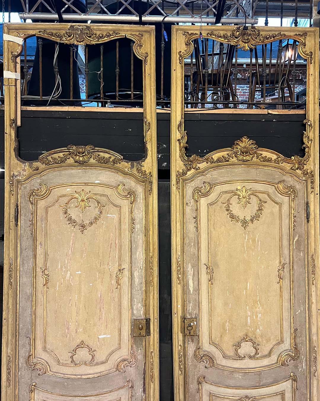 Paar monumentale französische Boiserie-Türen aus geschnitztem Holz, um 1880 (Französisch) im Angebot