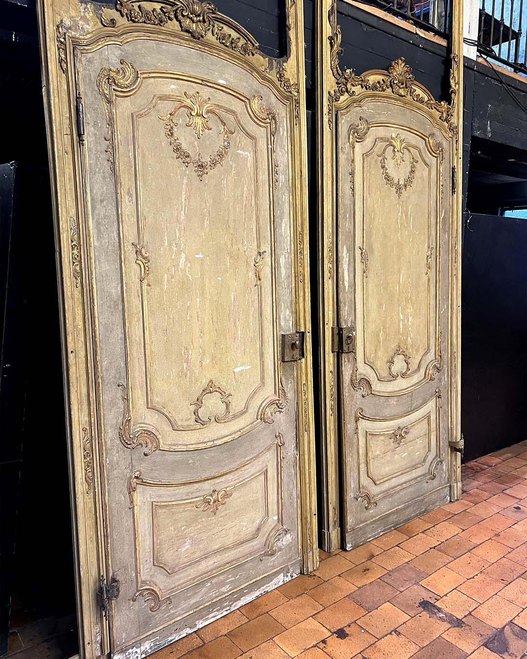 Paar monumentale französische Boiserie-Türen aus geschnitztem Holz, um 1880 (Spätes 19. Jahrhundert) im Angebot