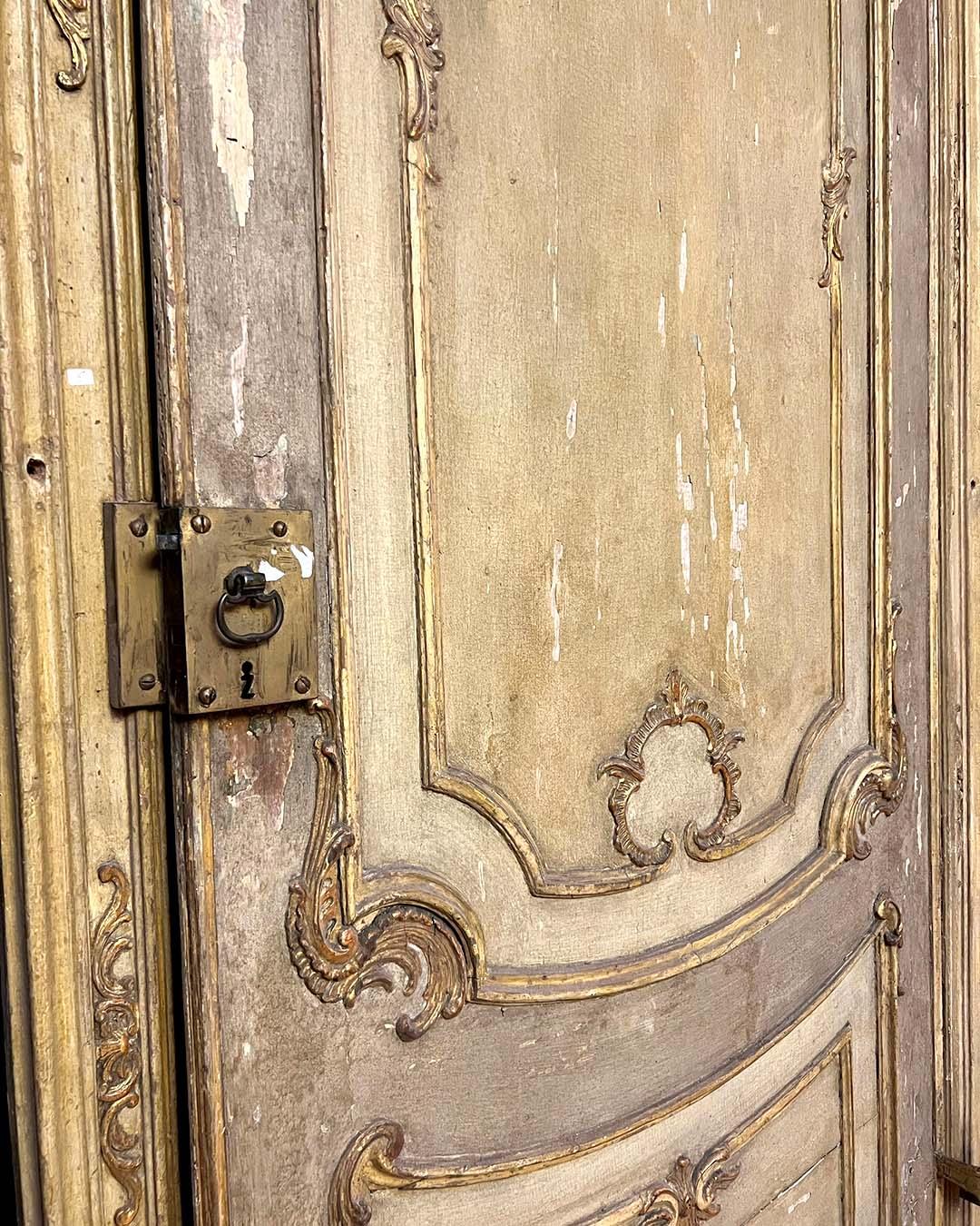 Paar monumentale französische Boiserie-Türen aus geschnitztem Holz, um 1880 im Angebot 1