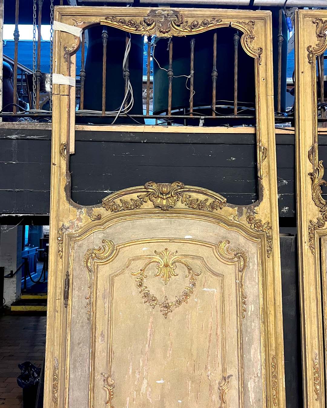 Paar monumentale französische Boiserie-Türen aus geschnitztem Holz, um 1880 im Angebot 3