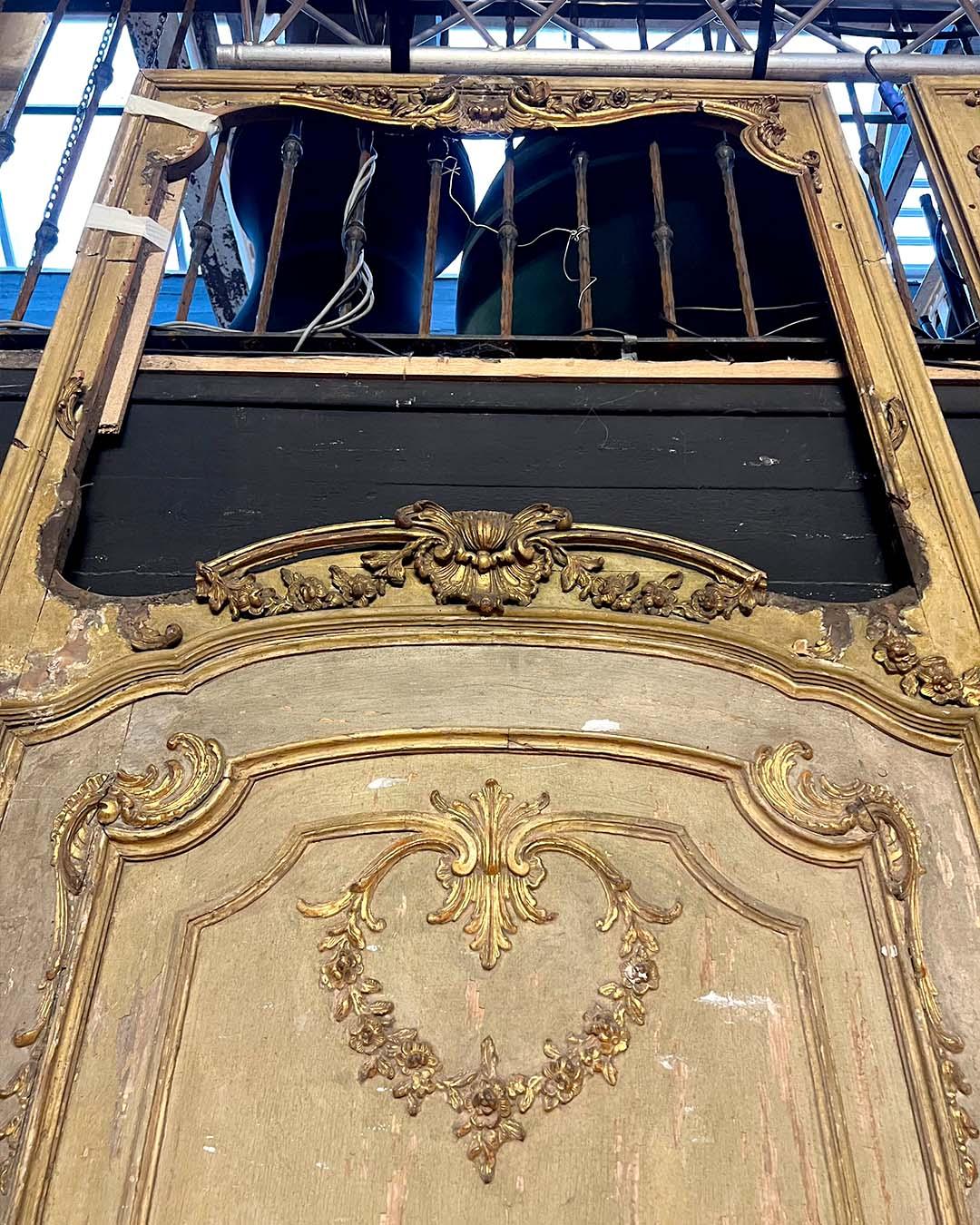 Paar monumentale französische Boiserie-Türen aus geschnitztem Holz, um 1880 im Angebot 4