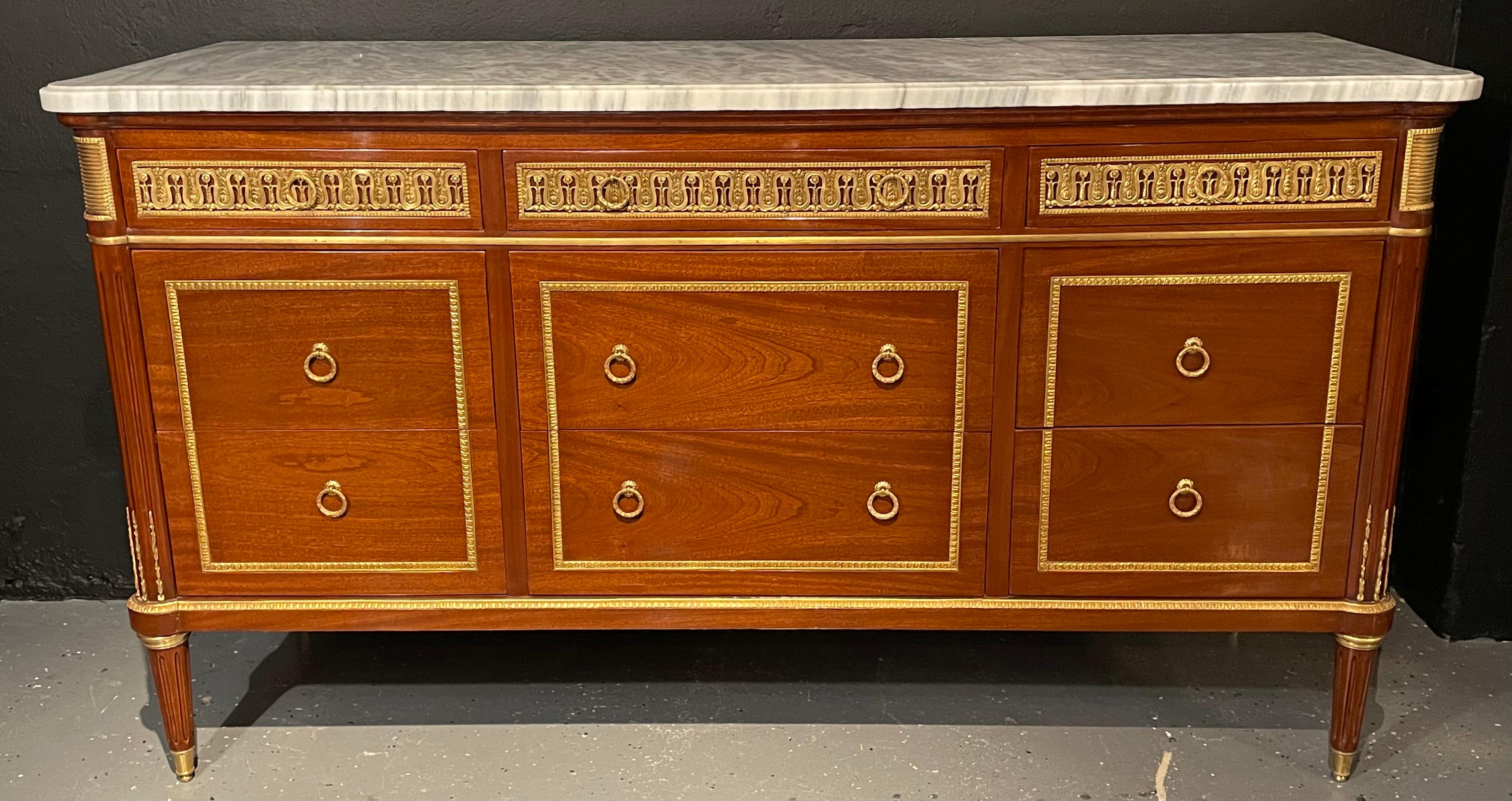 Maison Jansen, stile Luigi XVI, Commodes monumentale, mogano, bronzo In condizioni buone in vendita a Manhasset, NY