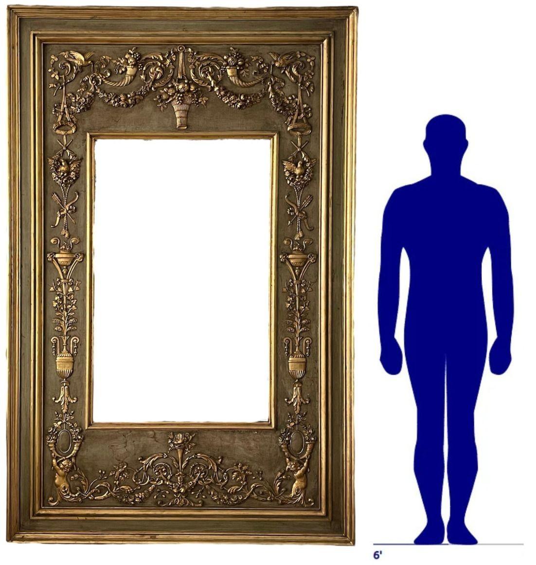 Un'impressionante coppia di specchi francesi di grandi dimensioni, risalenti alla fine del XIX secolo, squisitamente realizzati con superfici dipinte e dorate ad acqua che evidenziano magnificamente i loro ornamenti neoclassici riccamente