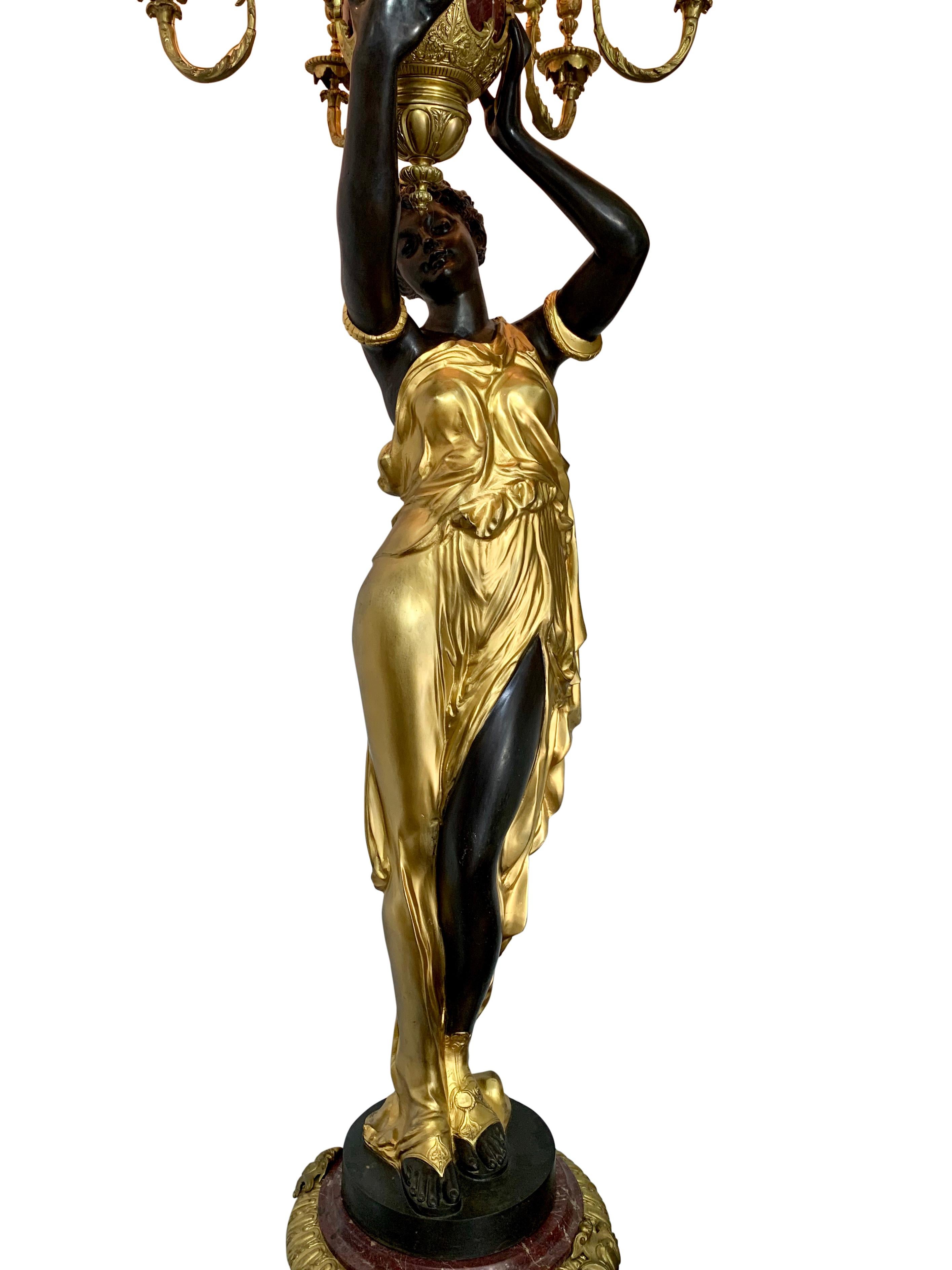 Monumentale französische Fackeln aus vergoldeter, patinierter Bronze und rotem Marmor, Paar im Angebot 8
