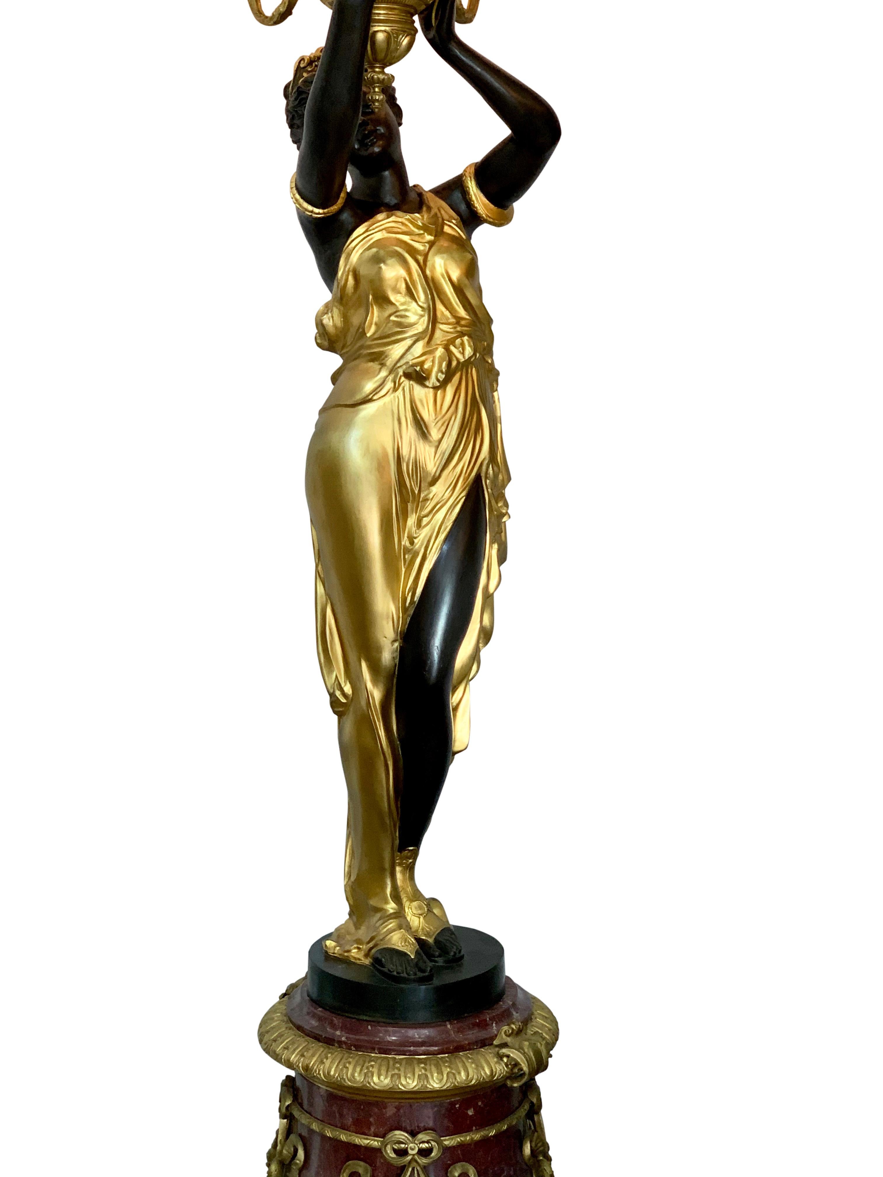 Paire de torchères monumentales françaises en bronze doré et patiné et marbre rouge en vente 4
