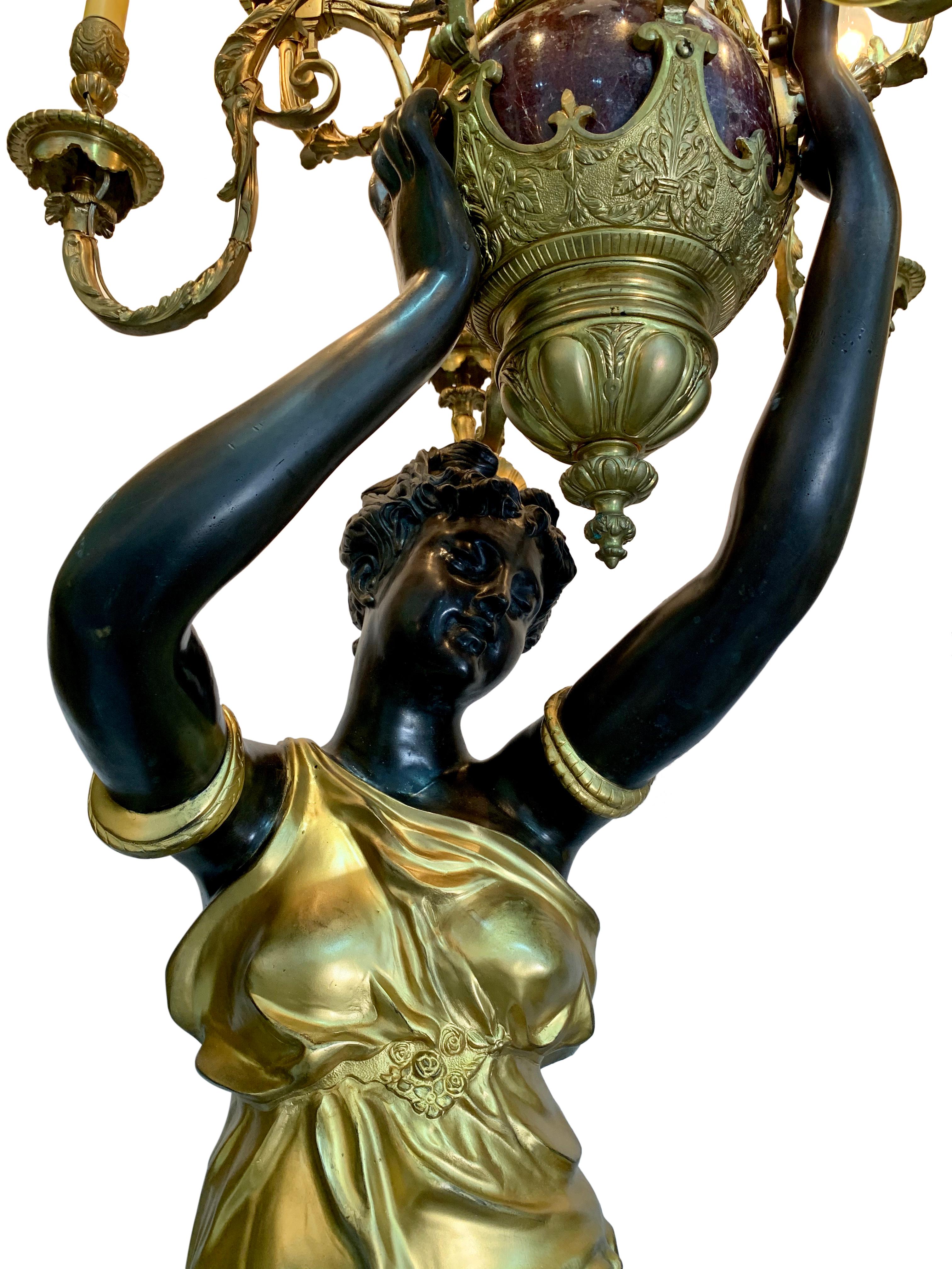 Monumentale französische Fackeln aus vergoldeter, patinierter Bronze und rotem Marmor, Paar im Angebot 4