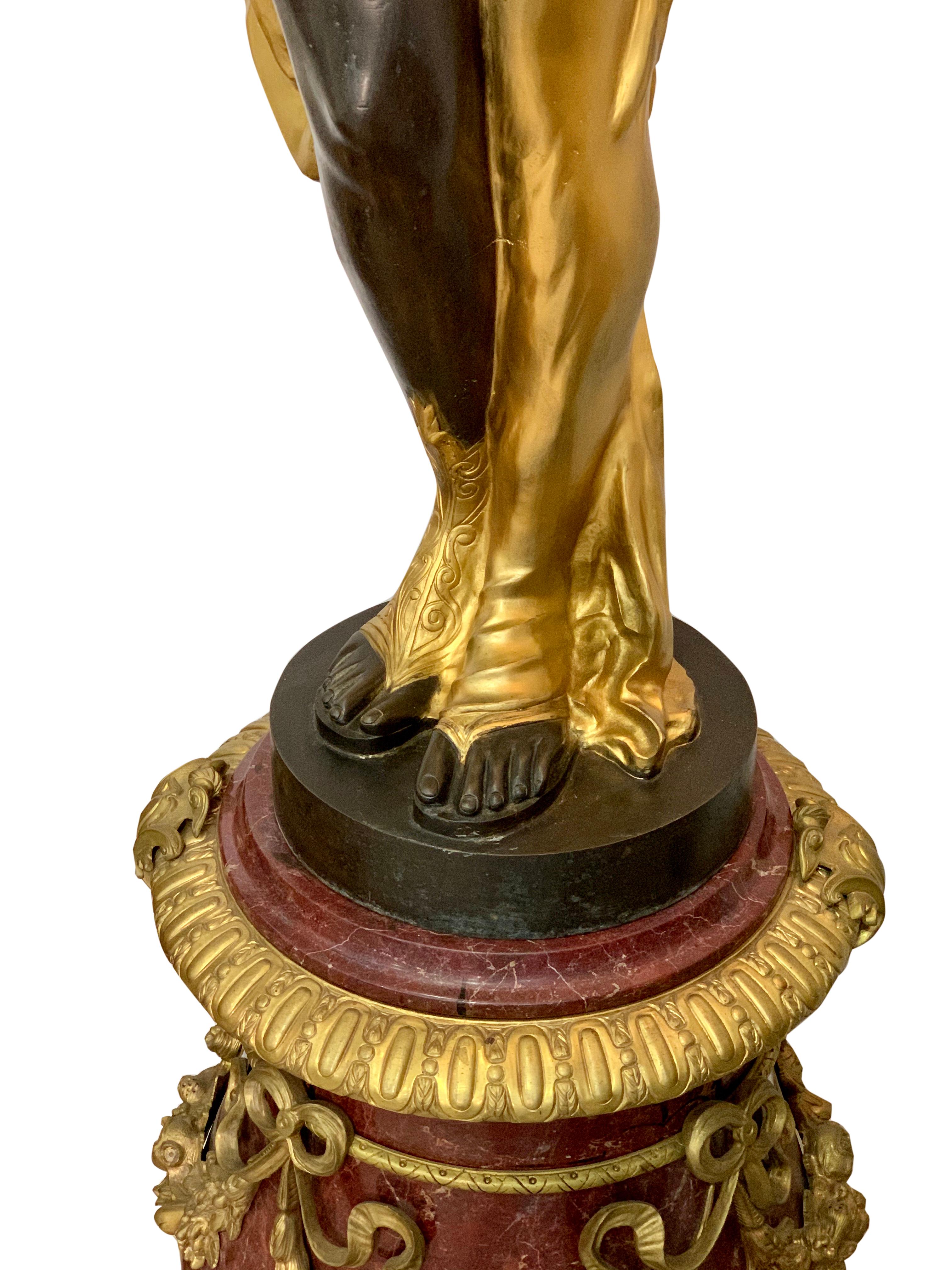 Monumentale französische Fackeln aus vergoldeter, patinierter Bronze und rotem Marmor, Paar im Angebot 3