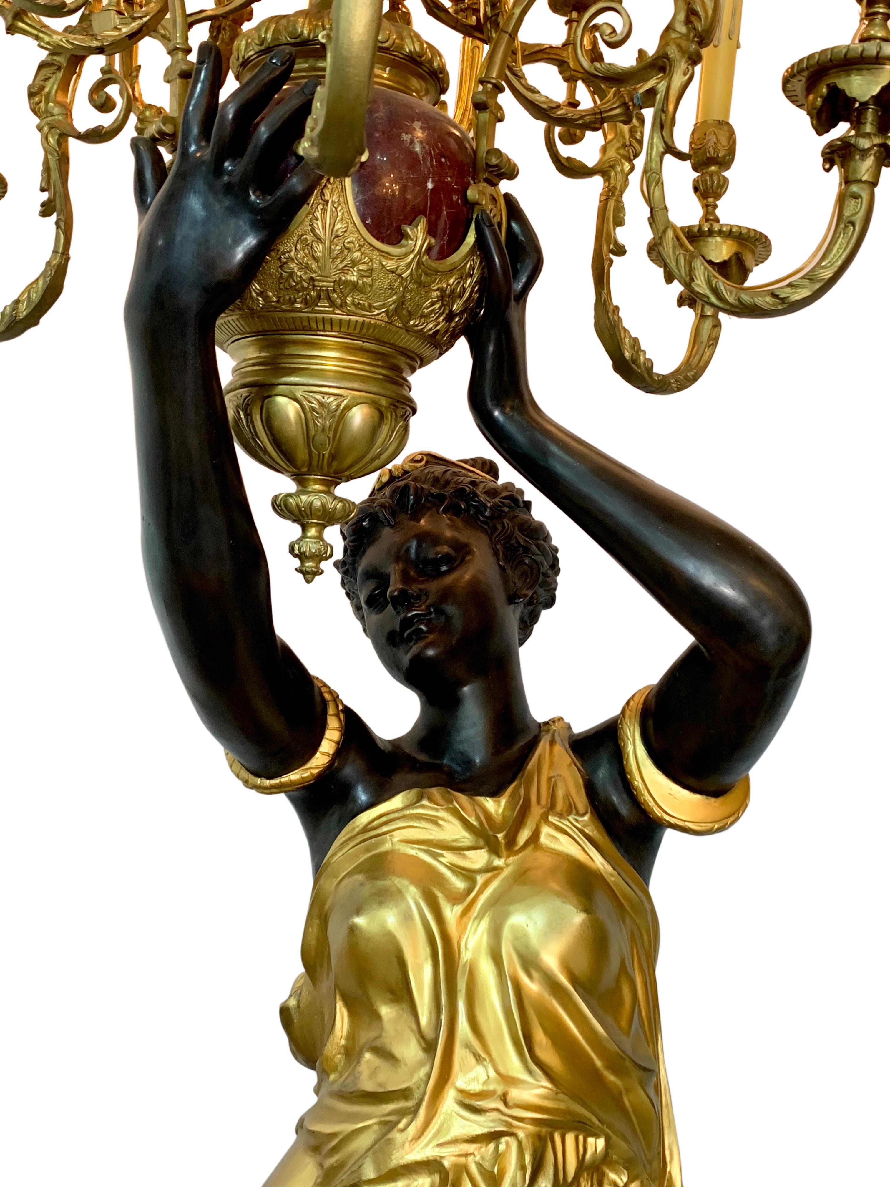 Monumentale französische Fackeln aus vergoldeter, patinierter Bronze und rotem Marmor, Paar im Angebot 6