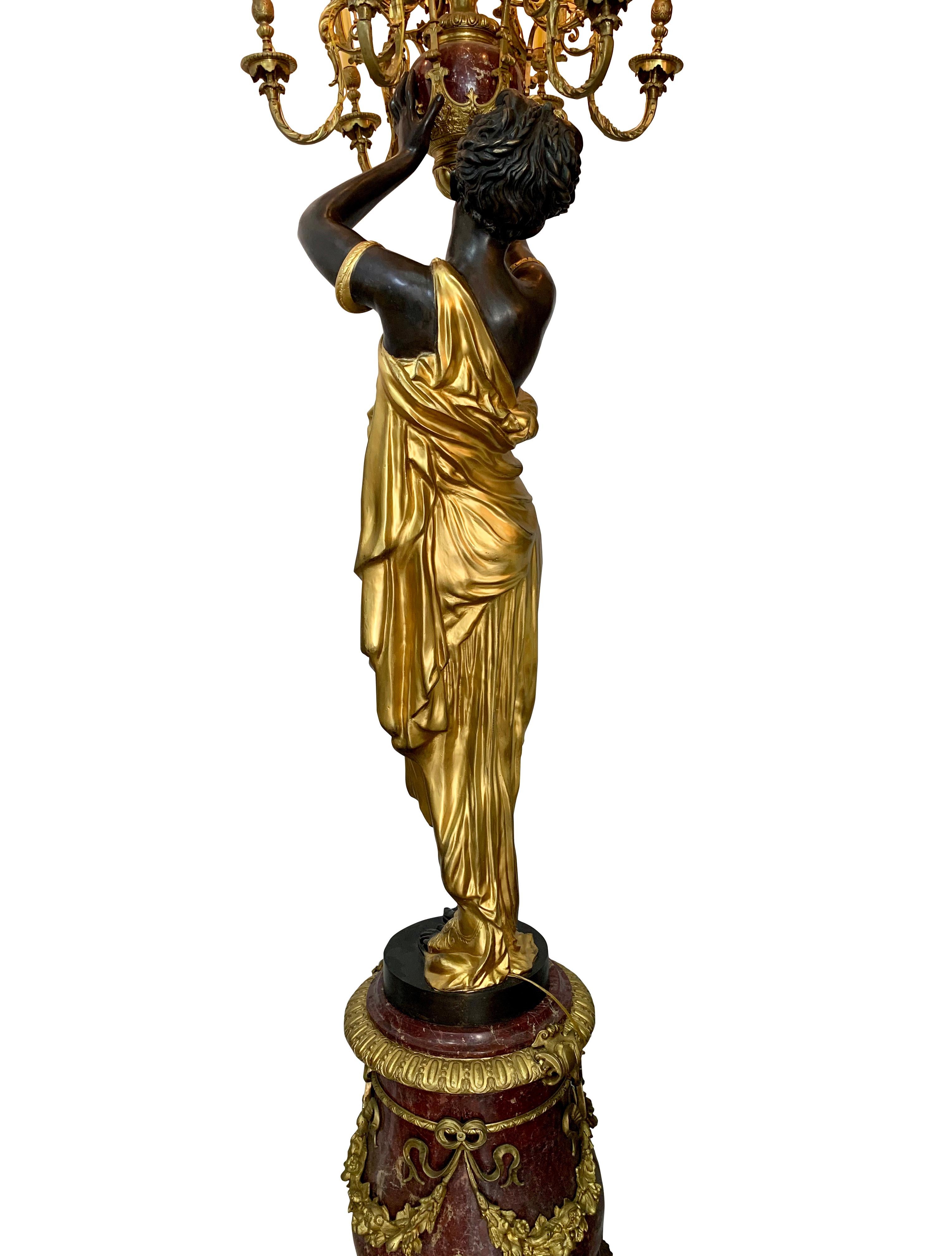 20ième siècle Paire de torchères monumentales françaises en bronze doré et patiné et marbre rouge en vente