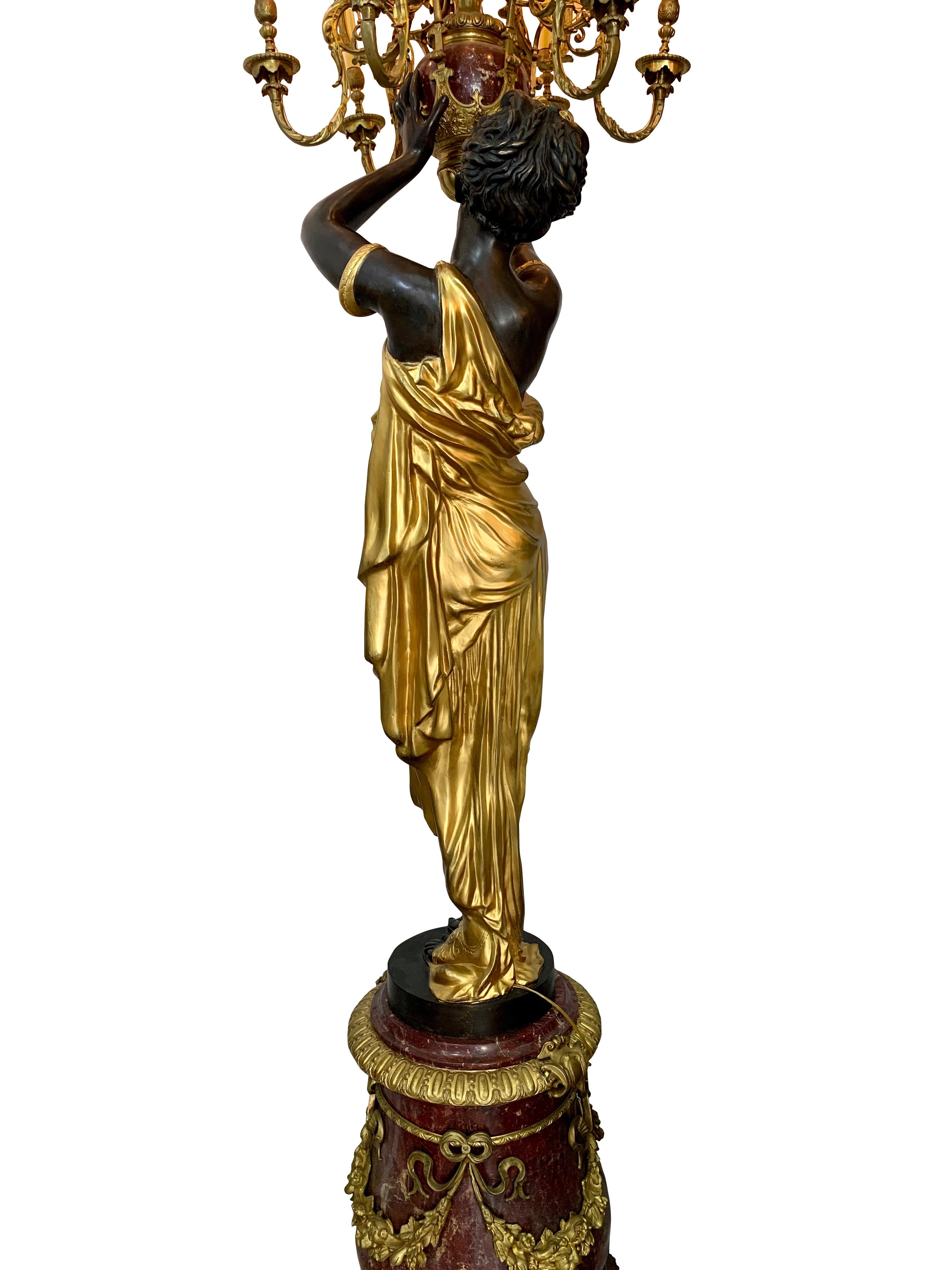 Paire de torchères monumentales françaises en bronze doré et patiné et marbre rouge Excellent état à Los Angeles, CA