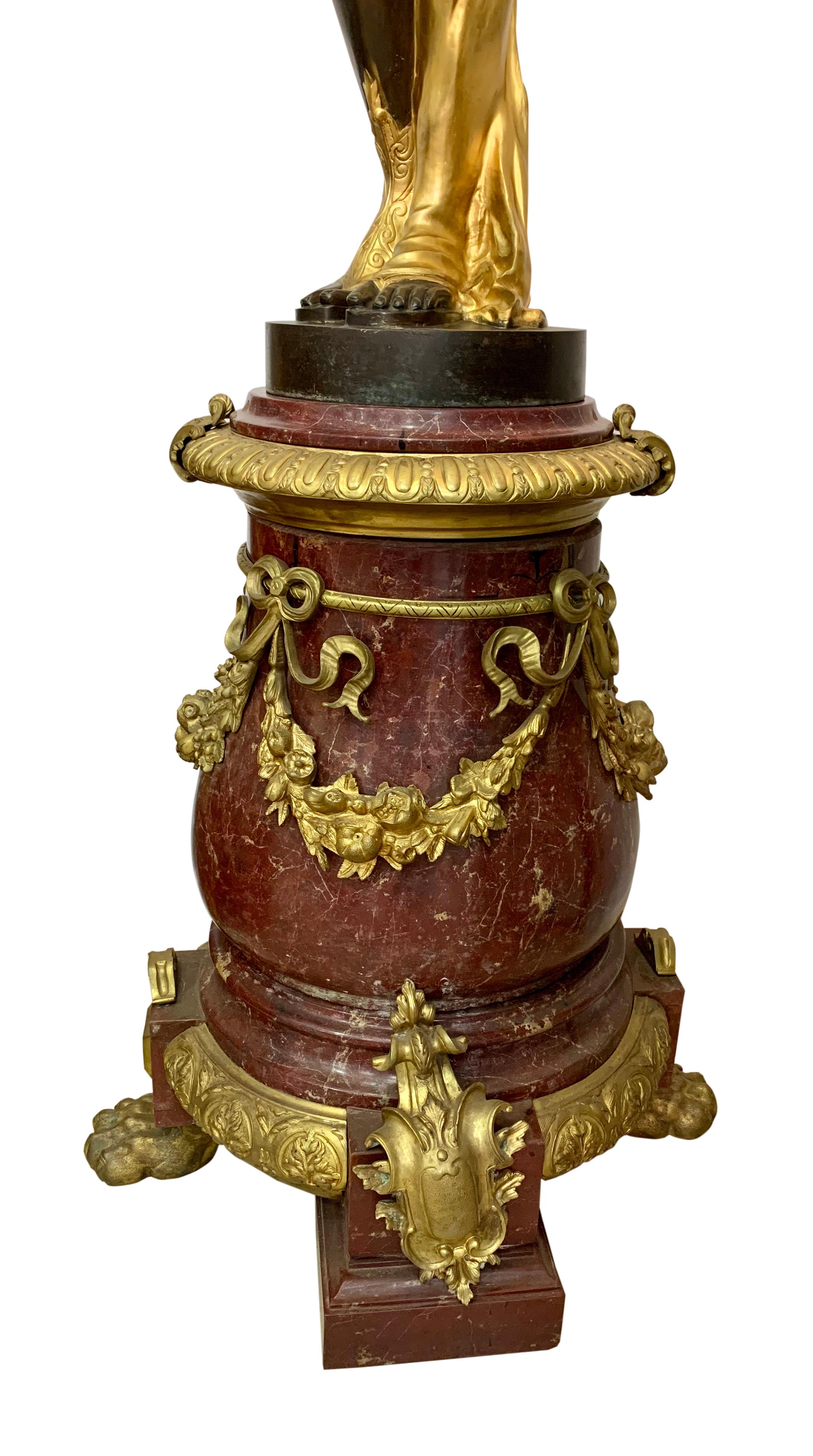 Monumentale französische Fackeln aus vergoldeter, patinierter Bronze und rotem Marmor, Paar im Angebot 9