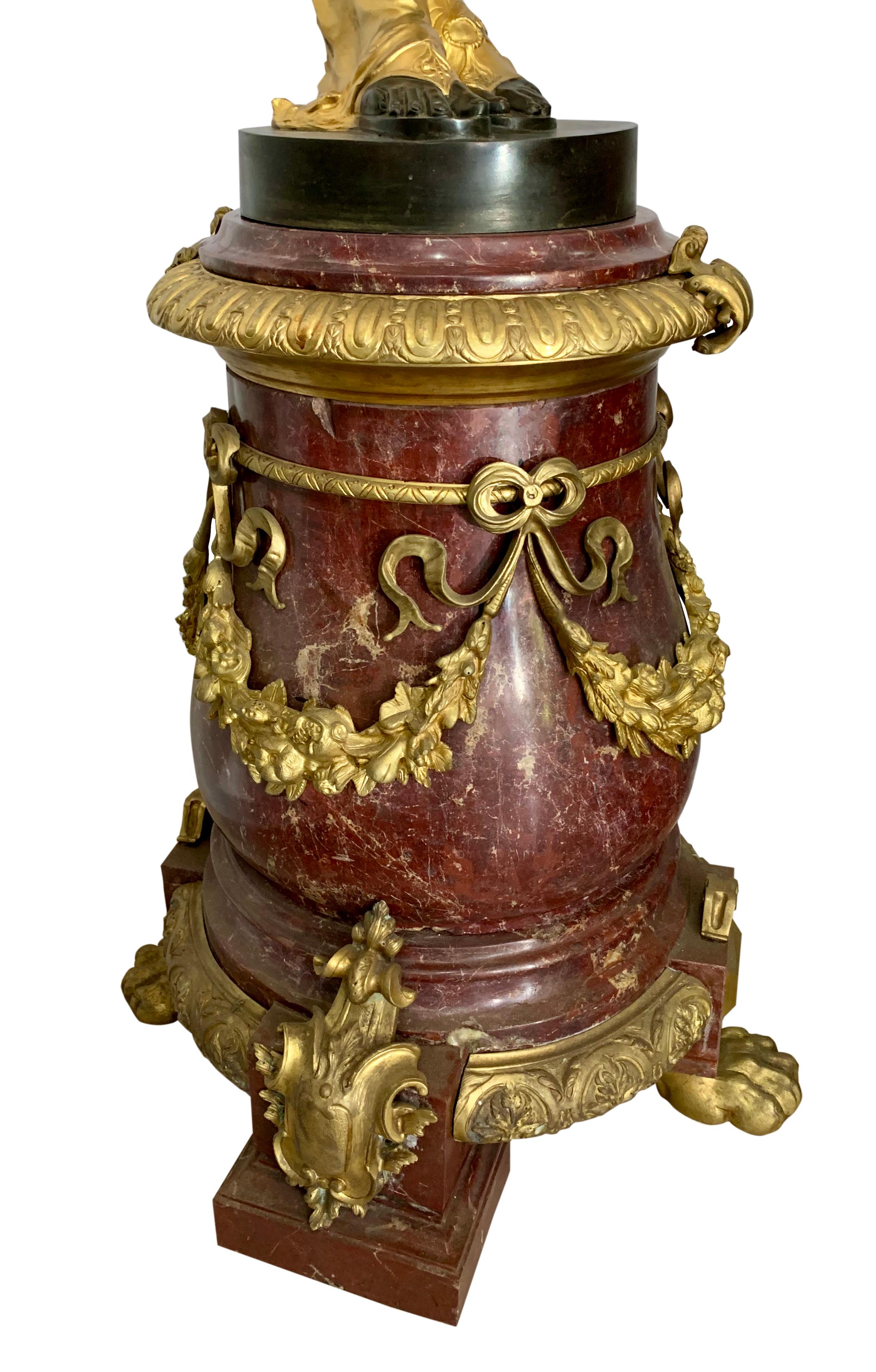 Paire de torchères monumentales françaises en bronze doré et patiné et marbre rouge 8