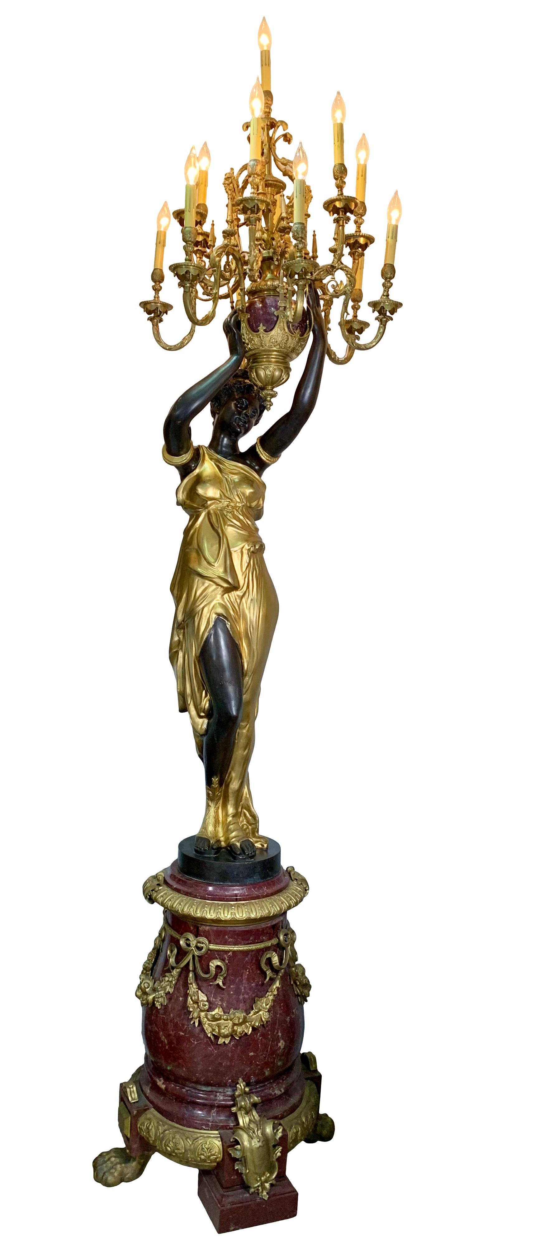 Pareja de antorchas monumentales francesas de bronce dorado y patinado y mármol rojo Bronce en venta