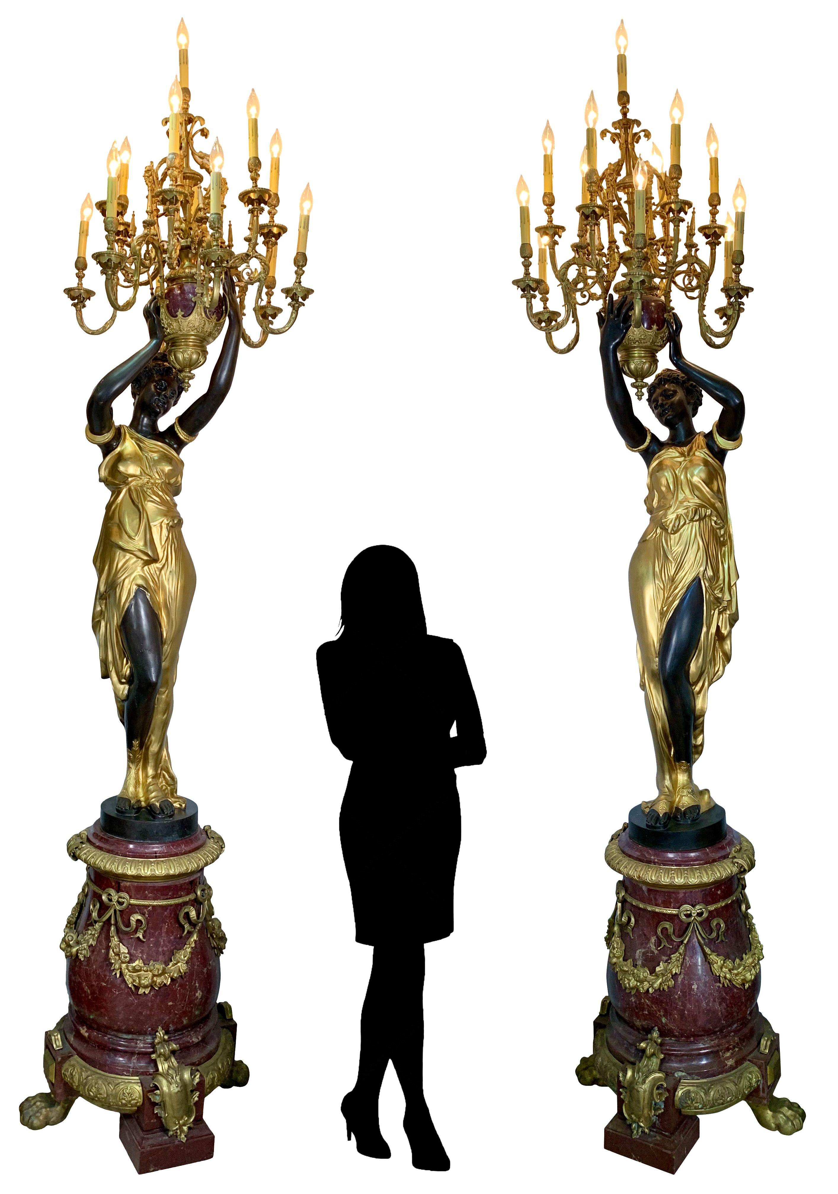 Rococo Paire de torchères monumentales françaises en bronze doré et patiné et marbre rouge en vente