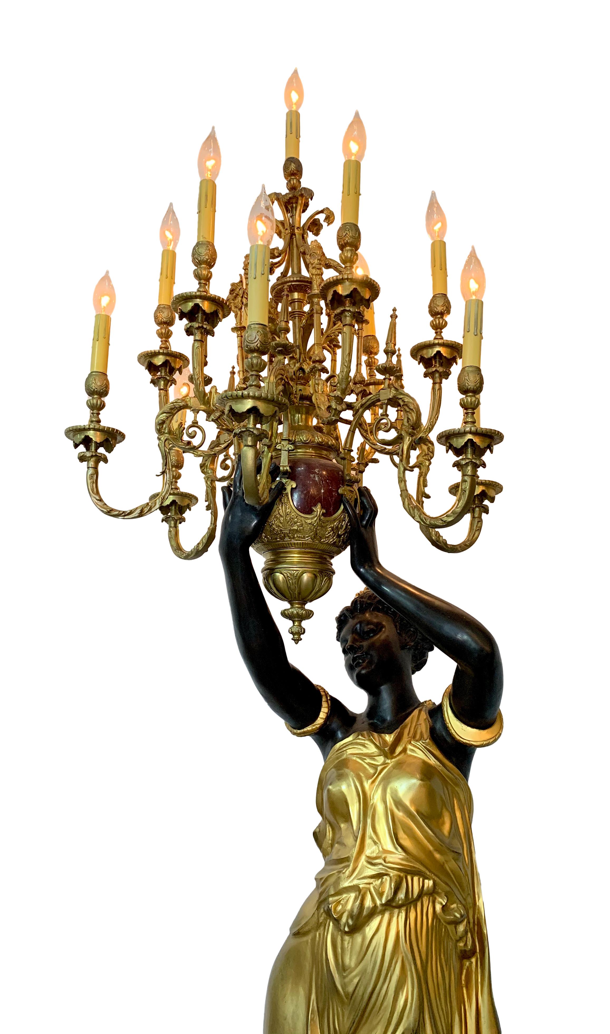 Patiné Paire de torchères monumentales françaises en bronze doré et patiné et marbre rouge en vente