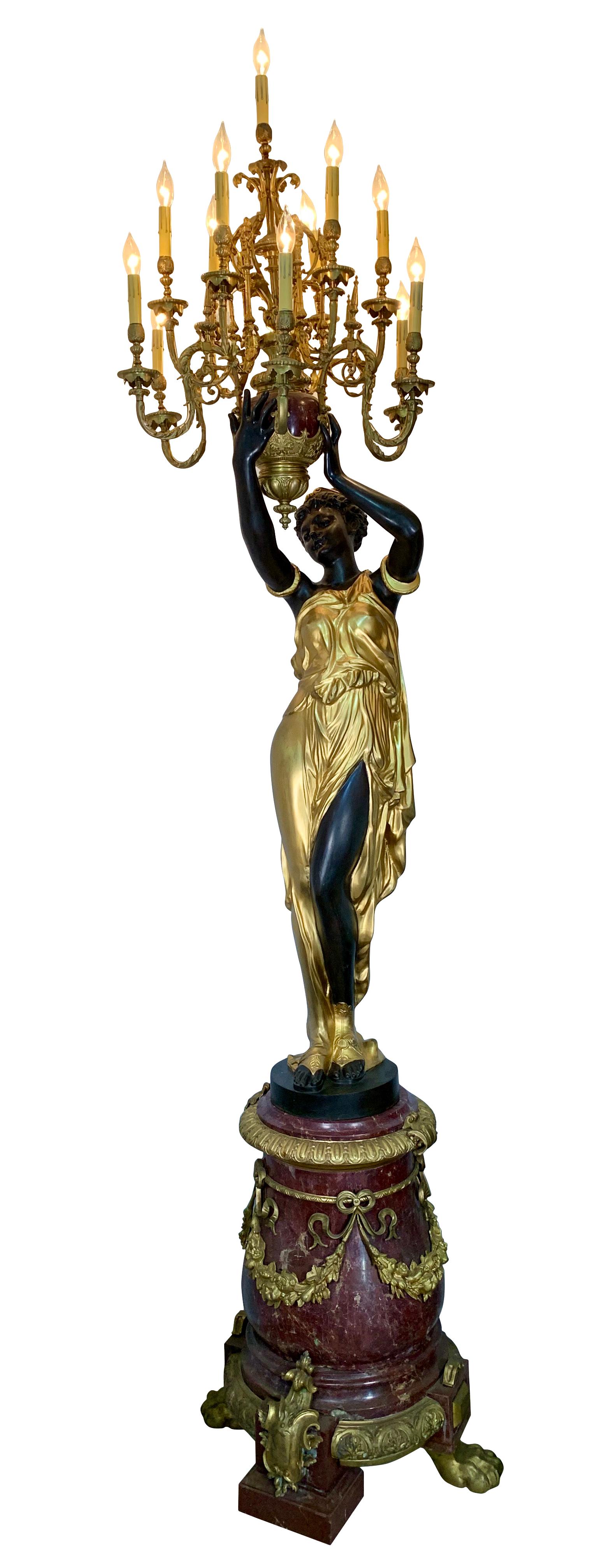 Français Paire de torchères monumentales françaises en bronze doré et patiné et marbre rouge en vente