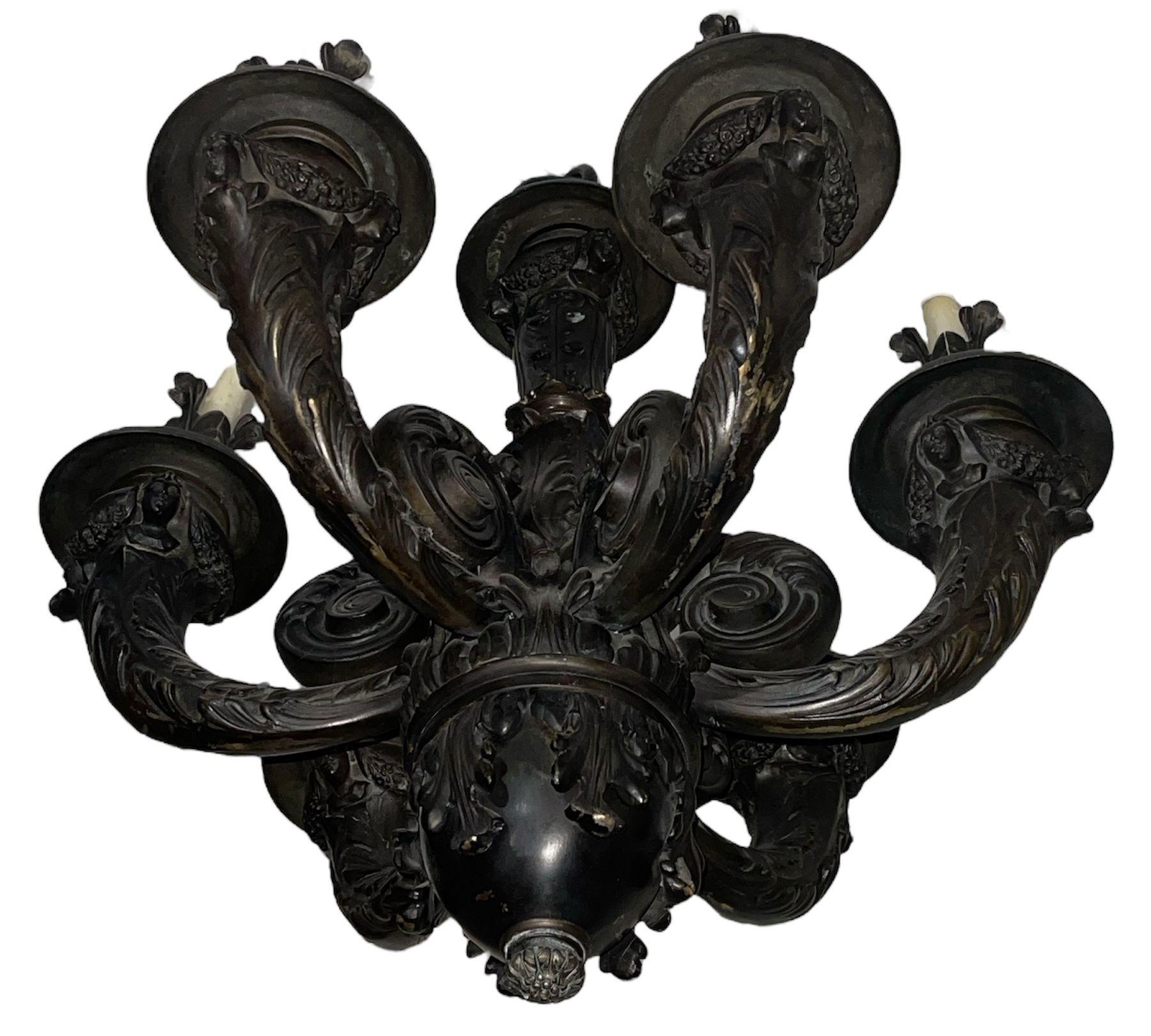 Bronze Paire de lustres monumentaux en bronze de style néoclassique français, fin du XIXe siècle. en vente
