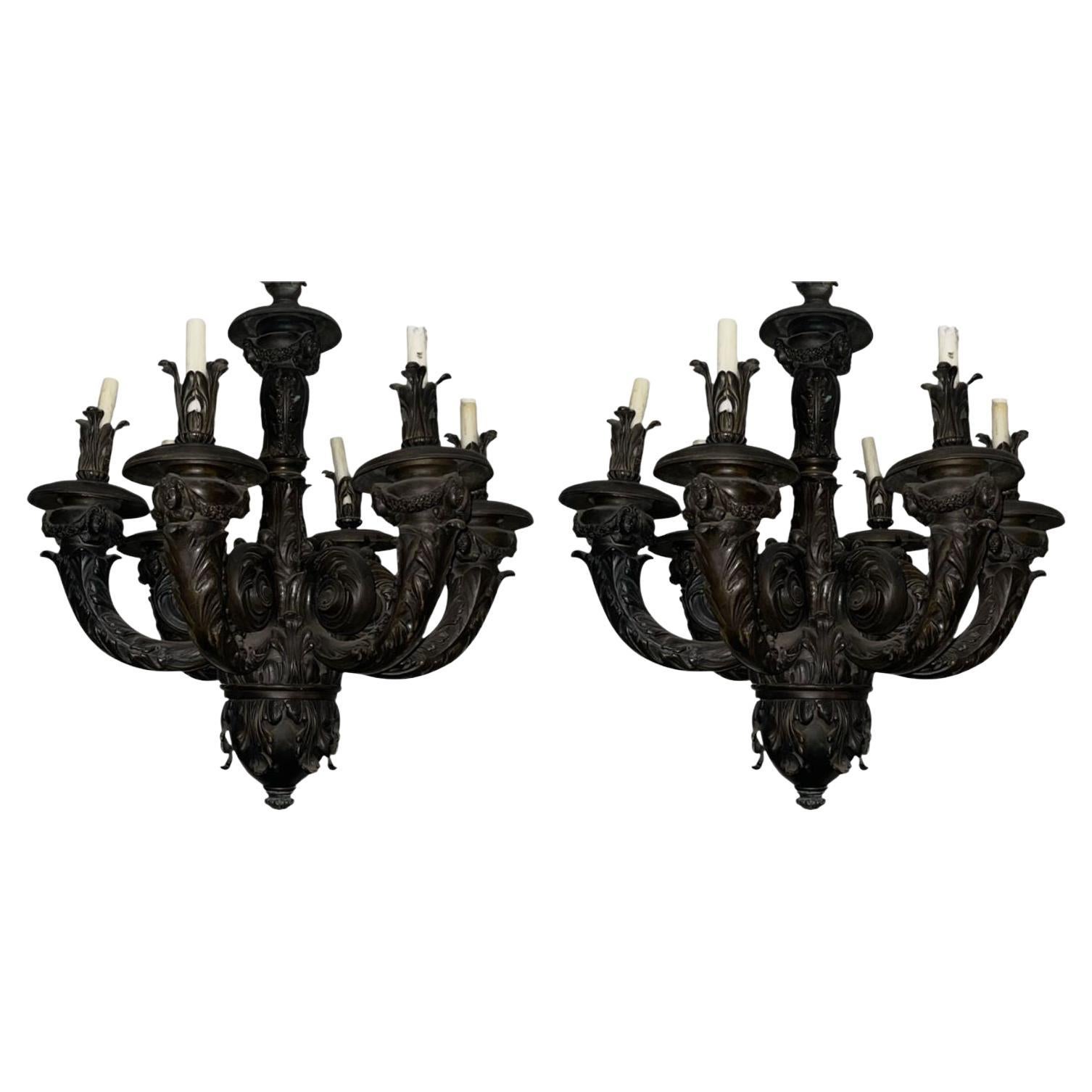 Paire de lustres monumentaux en bronze de style néoclassique français, fin du XIXe siècle. en vente