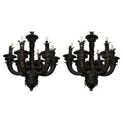 Paire de lustres monumentaux en bronze de style néoclassique français, fin du XIXe siècle.