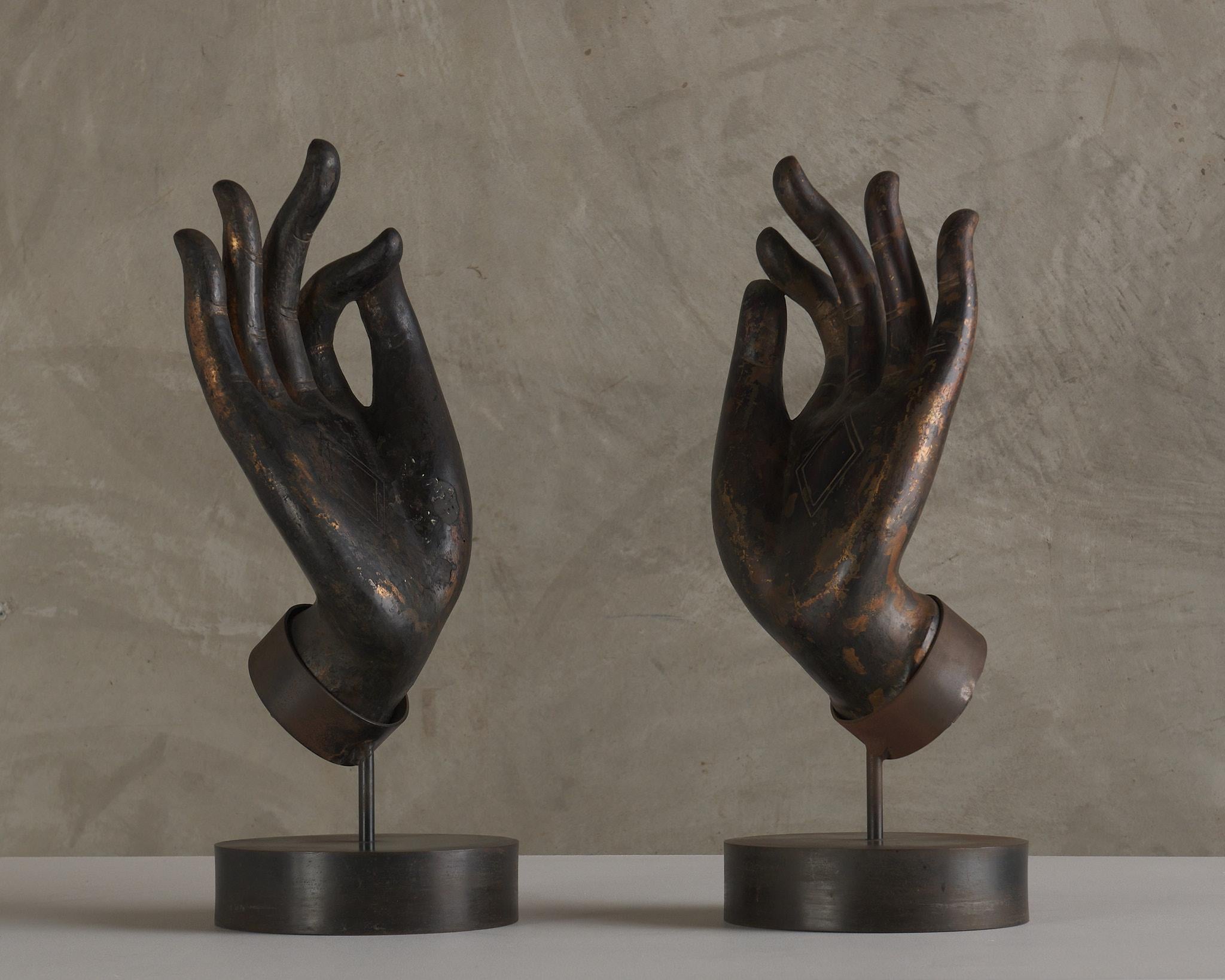 Tibetano Coppia di mani monumentali in ferro dorato Mudra in vendita