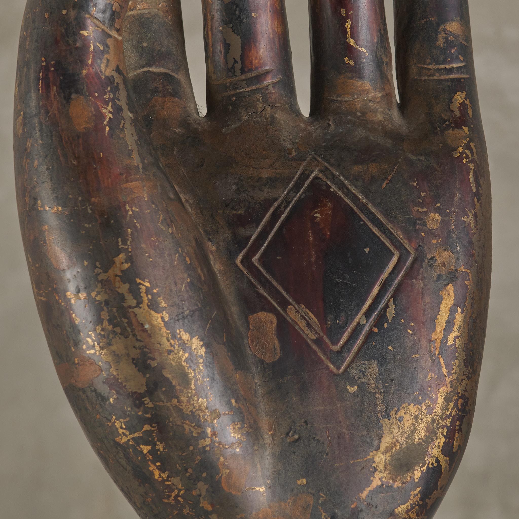 Coppia di mani monumentali in ferro dorato Mudra In condizioni buone in vendita a Los Angeles, CA