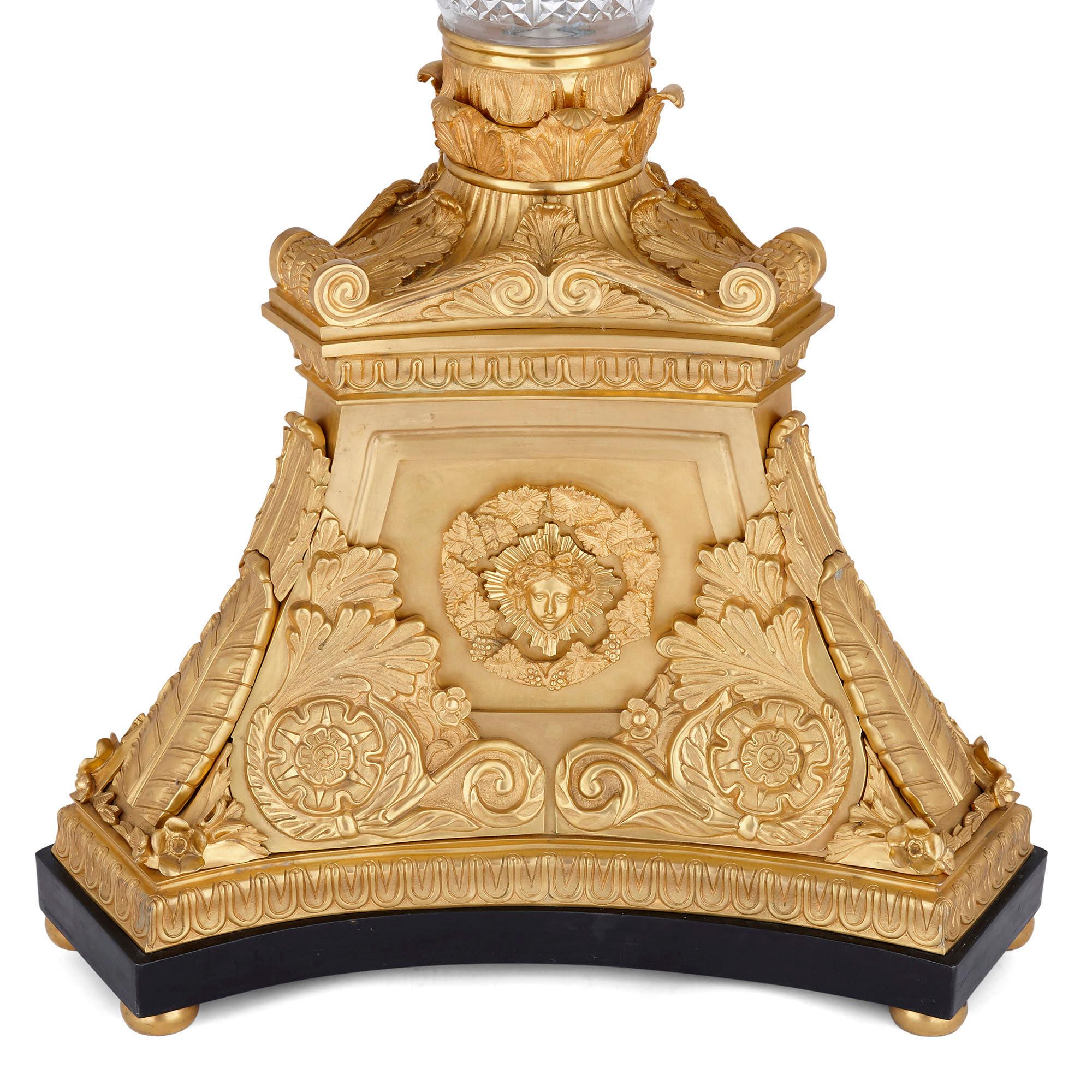 20ième siècle Paire de candélabres monumentaux sur pied en bronze doré et verre en vente