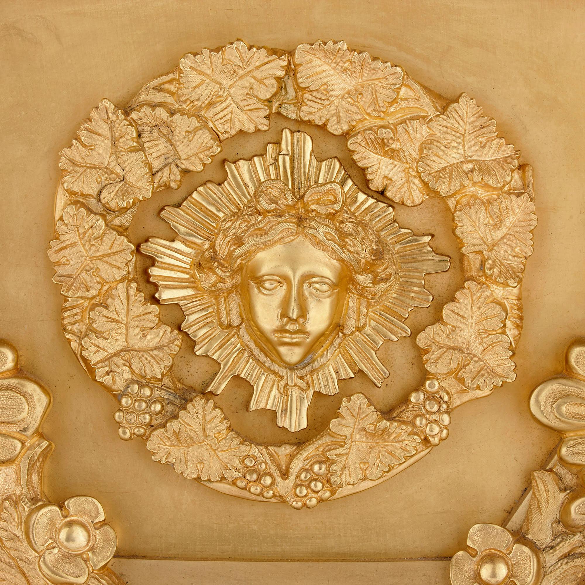 Verre taillé Paire de candélabres monumentaux sur pied en bronze doré et verre en vente