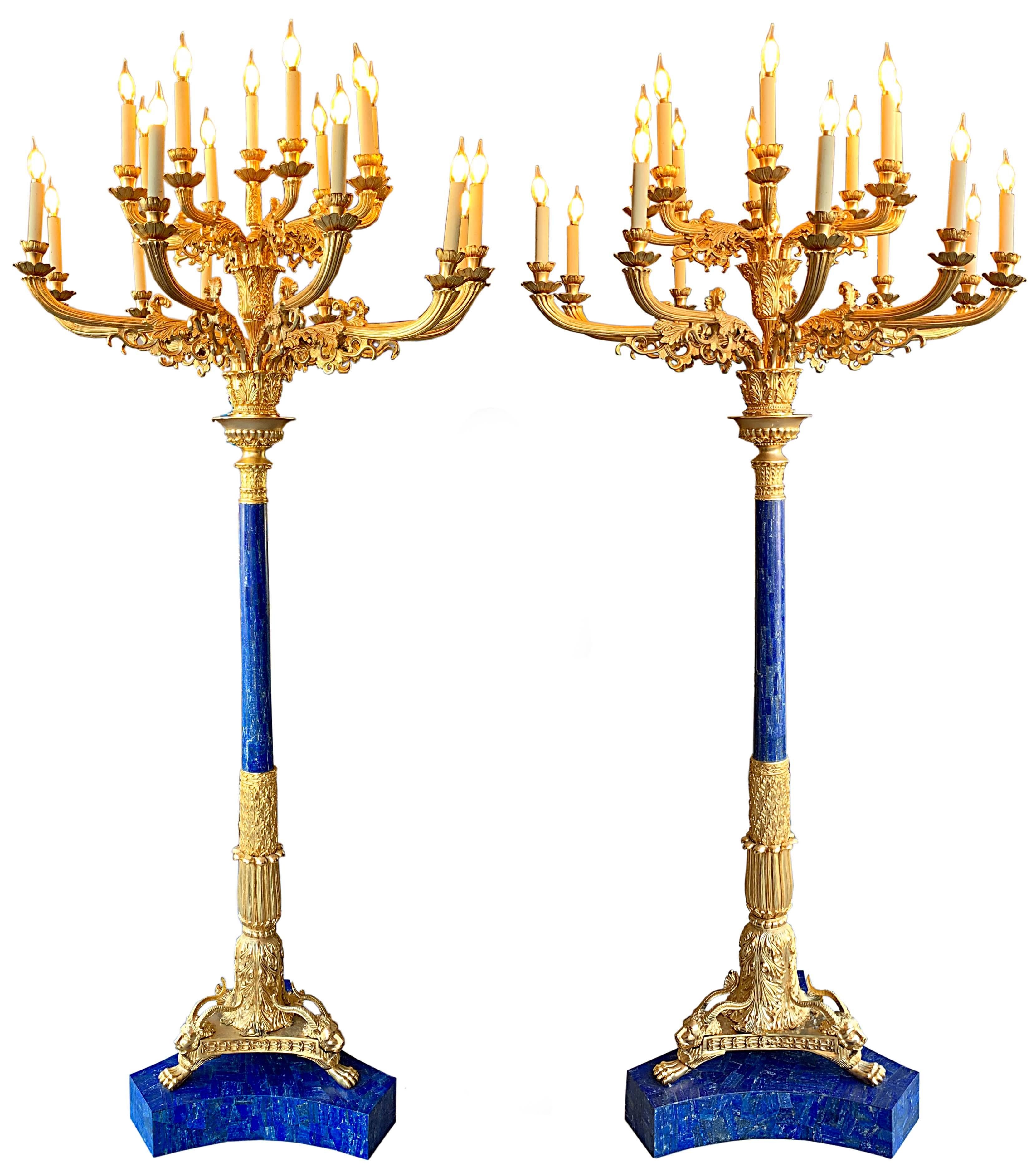 Européen Paire de torchères monumentales en bronze doré et lapis-lazuli en vente
