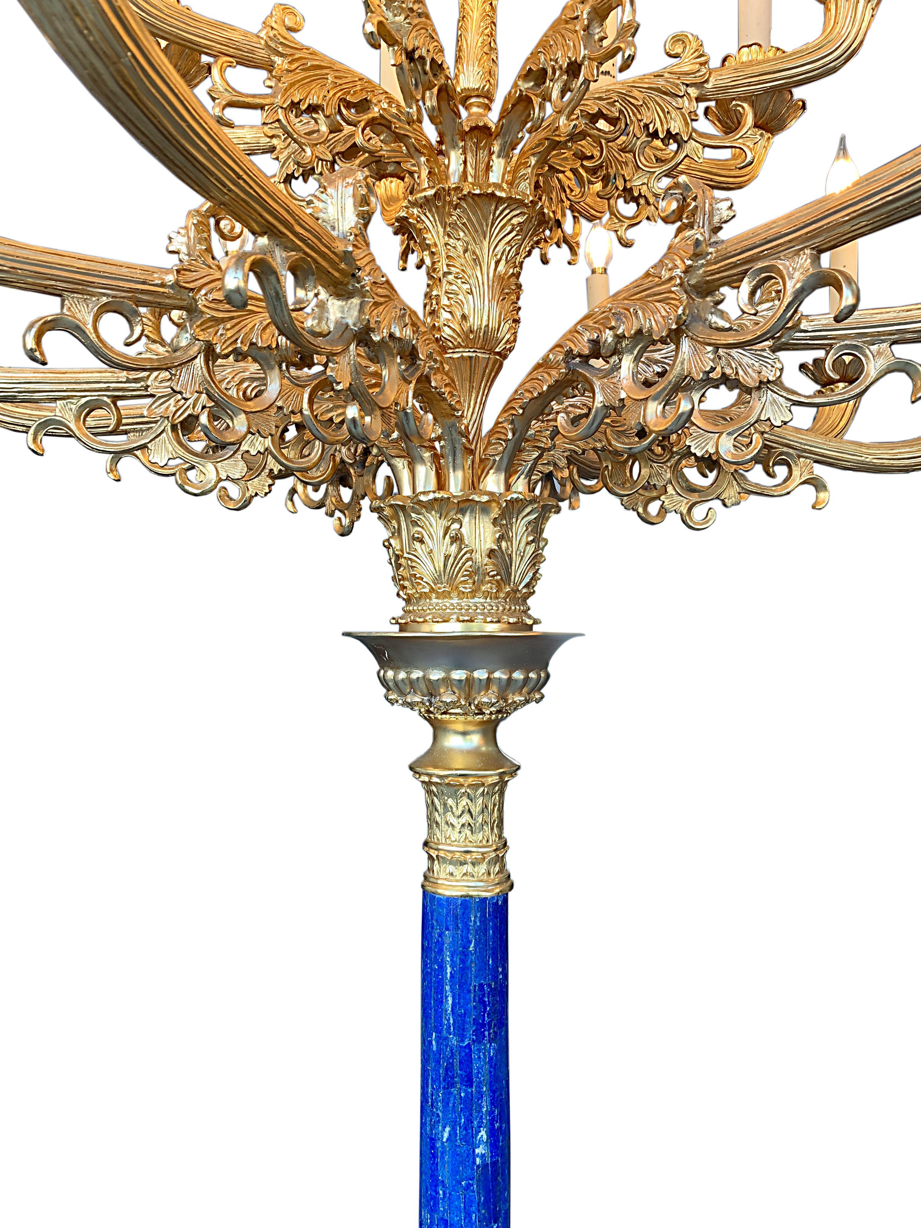 20ième siècle Paire de torchères monumentales en bronze doré et lapis-lazuli en vente