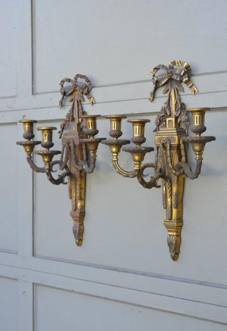 Monumentale Wandleuchter aus vergoldeter Bronze im Louis-XVI.-Stil, Paar (Vergoldet) im Angebot